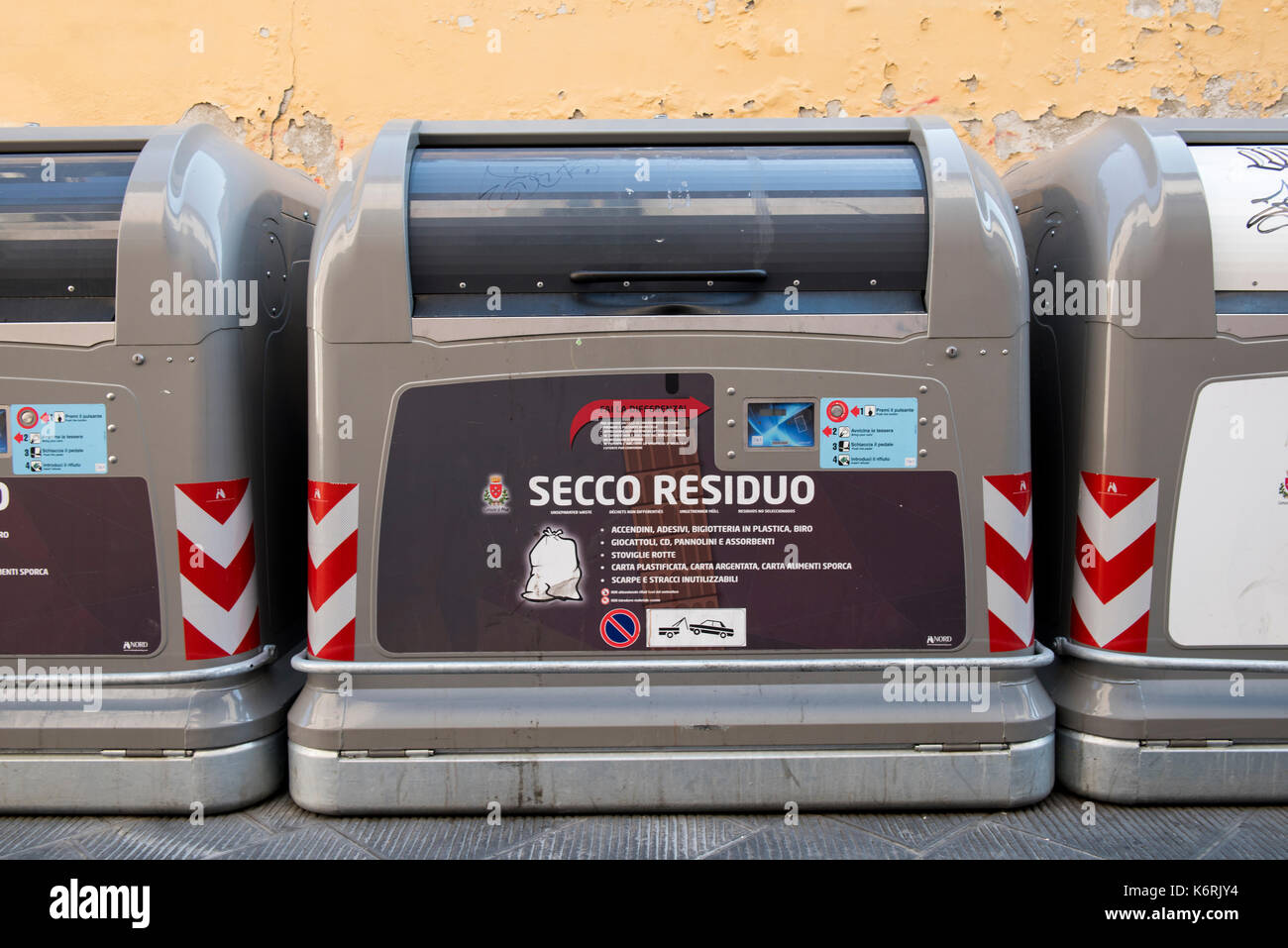 Bacs de recyclage sur une rue latérale à Pise, toscane italie Europe eu Banque D'Images