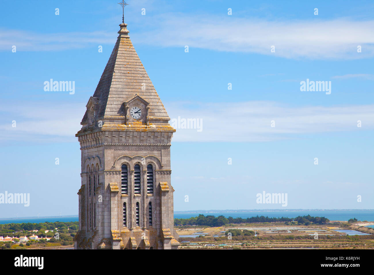 Vue sur la tour de l'église sur l'île de Noirmoutier en France avec ciel bleu Banque D'Images