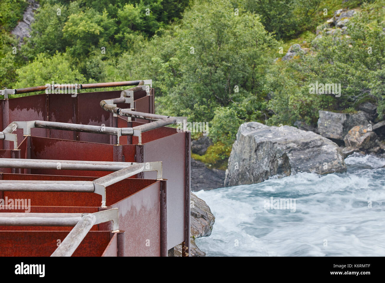 Rivière norvégienne et du labyrinthe de vue. forêt et cascade. Norvège trekking Banque D'Images
