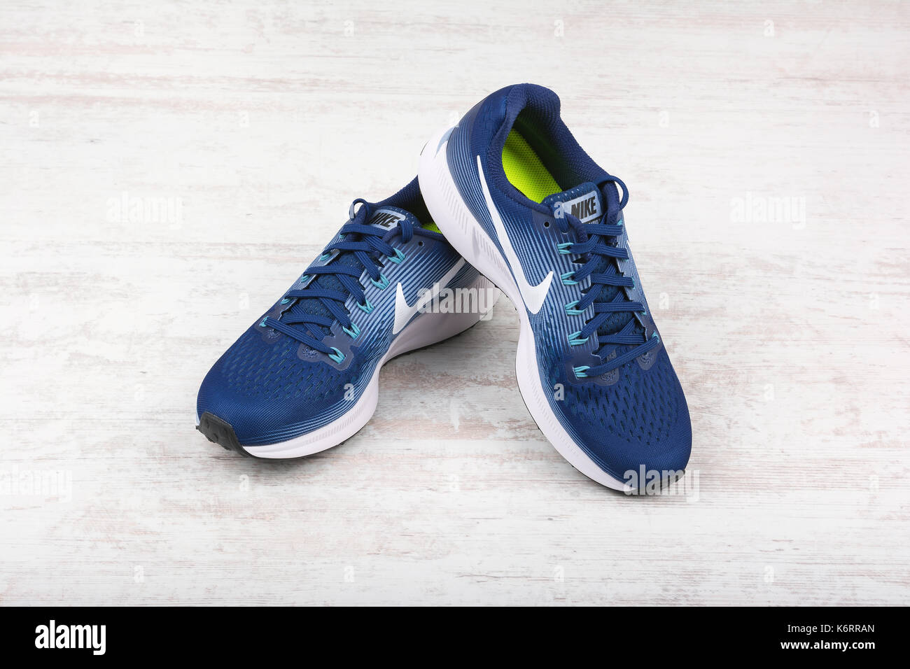 Burgas, Bulgarie - septembre 6, 2017 : Nike Air Pegasus 34 zoom chaussures  de course pour femmes en bleu sur fond de bois blanc. nike est un tissu  sportif global Photo Stock - Alamy