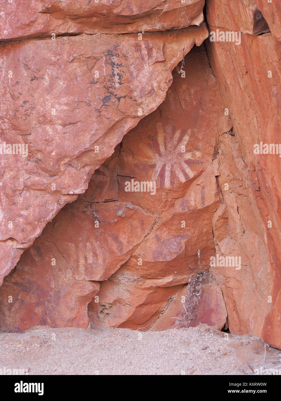 Peinture rupestre sur red rock surface à trephina gorge, east macdonnell près d'Alice Springs, territoire du Nord, Australie 2017 Banque D'Images