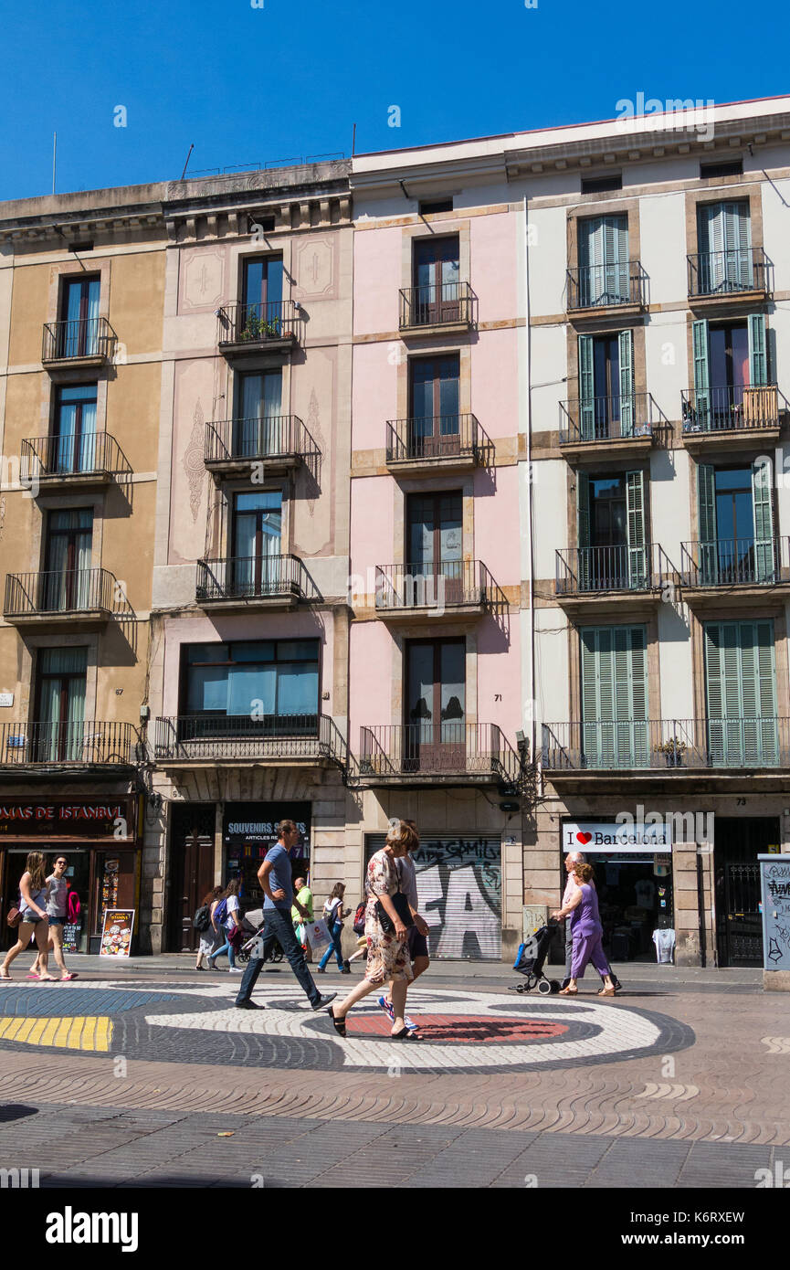 Barcelone, Espagne - 2 SEPTEMBRE : Joan Miro au Pla de l'Os mosaïque dans la Rambla, le 2 septembre 2017 à Barcelone, Espagne. Des milliers de personnes à pied tous les jours o Banque D'Images