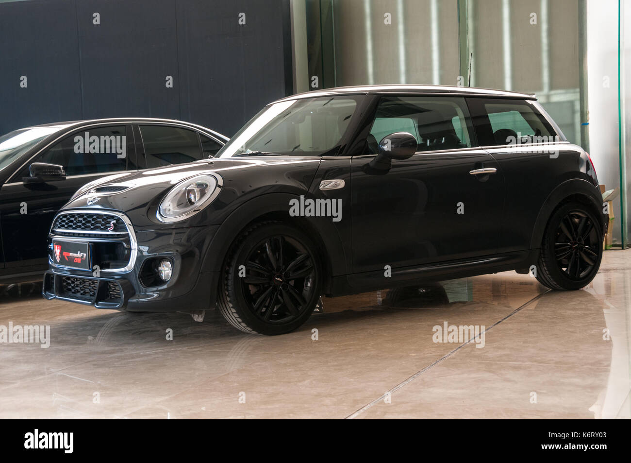 Mini Cooper S après modification avec un nouveau kit de corps dans le showroom de U2 des voitures dans la zone Fengyiqiao de Beijing. Banque D'Images
