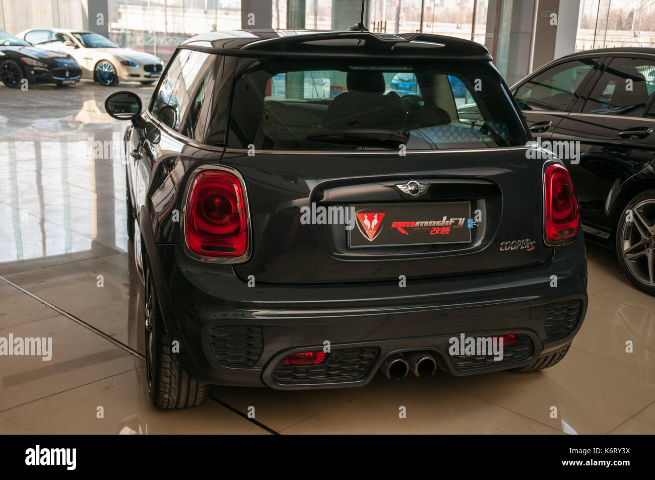 Mini Cooper S après modification avec un nouveau kit de corps dans le showroom de U2 des voitures dans la zone Fengyiqiao de Beijing. Banque D'Images