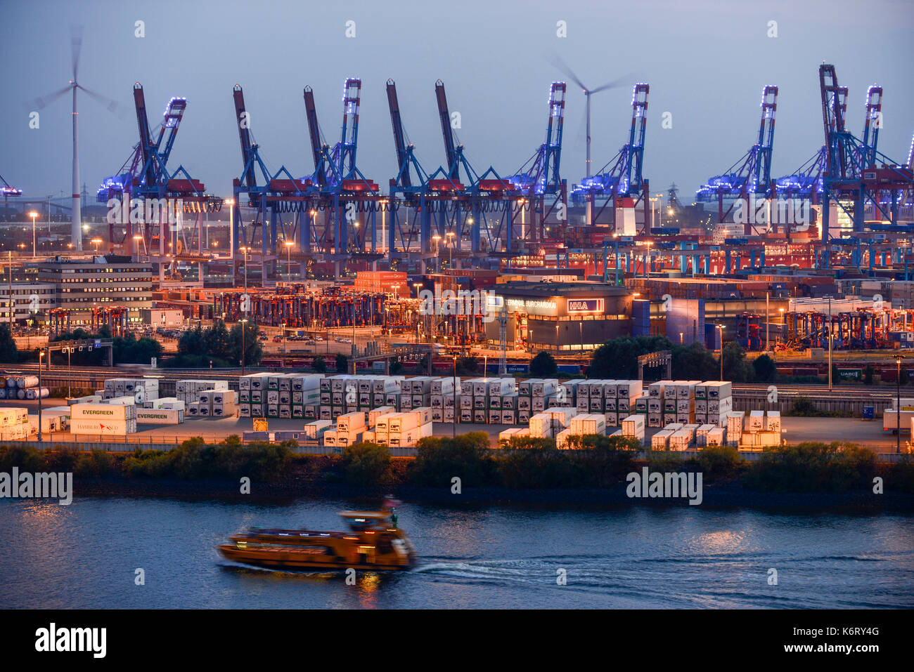 Allemagne Hambourg, installation lumineuse port bleu, HHLA terminal à conteneurs et d'éoliennes Nordex en port / DEUTSCHLAND Hambourg, port bleu Lichtinstallation im Hamburger Hafen von Michael Batz, Suederelbe HHLA, Eurogate Containerterminal und mit Nordex Windkraftanlagen Banque D'Images