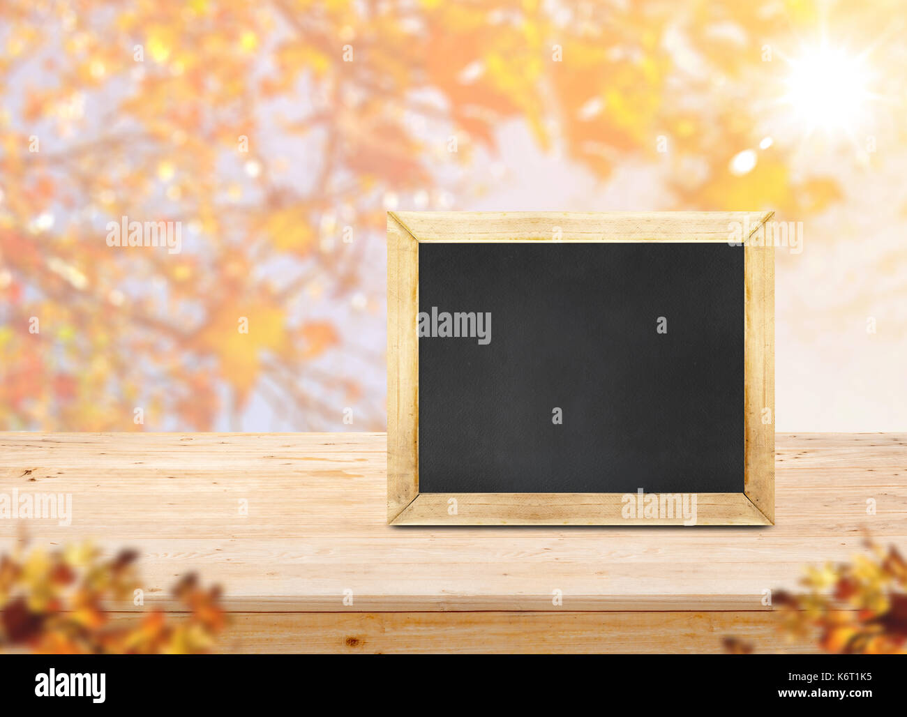 Tableau noir sur la table en bois avec feuille d'érable flou floue avec la lumière du soleil et feuilles d'érable à l'automne,au premier plan,backgorund mock up pour l'affichage ou montag Banque D'Images Tableau noir sur la table en bois avec feuille d'érable flou floue avec la lumière du soleil et feuilles d'érable à l'automne,au premier plan,backgorund mock up pour l'affichage ou montag Banque D'Images