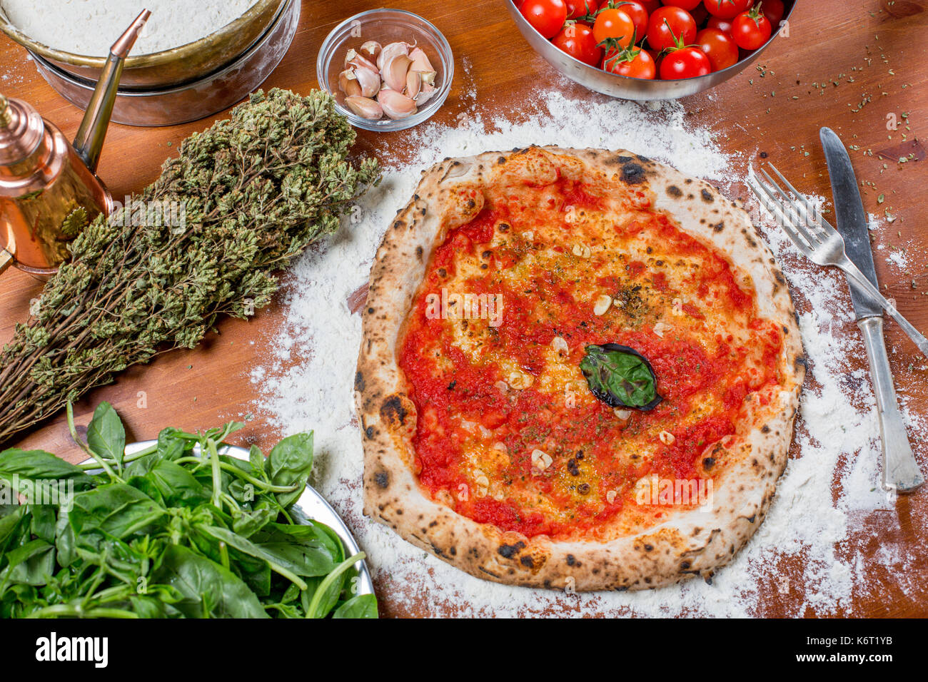 Pizza Italienne Traditionnelle Avec De La Sauce Tomate L Ail Le Basilic Et L Origan Sur Une Table En Bois Avec Les Ingredients Photo Stock Alamy