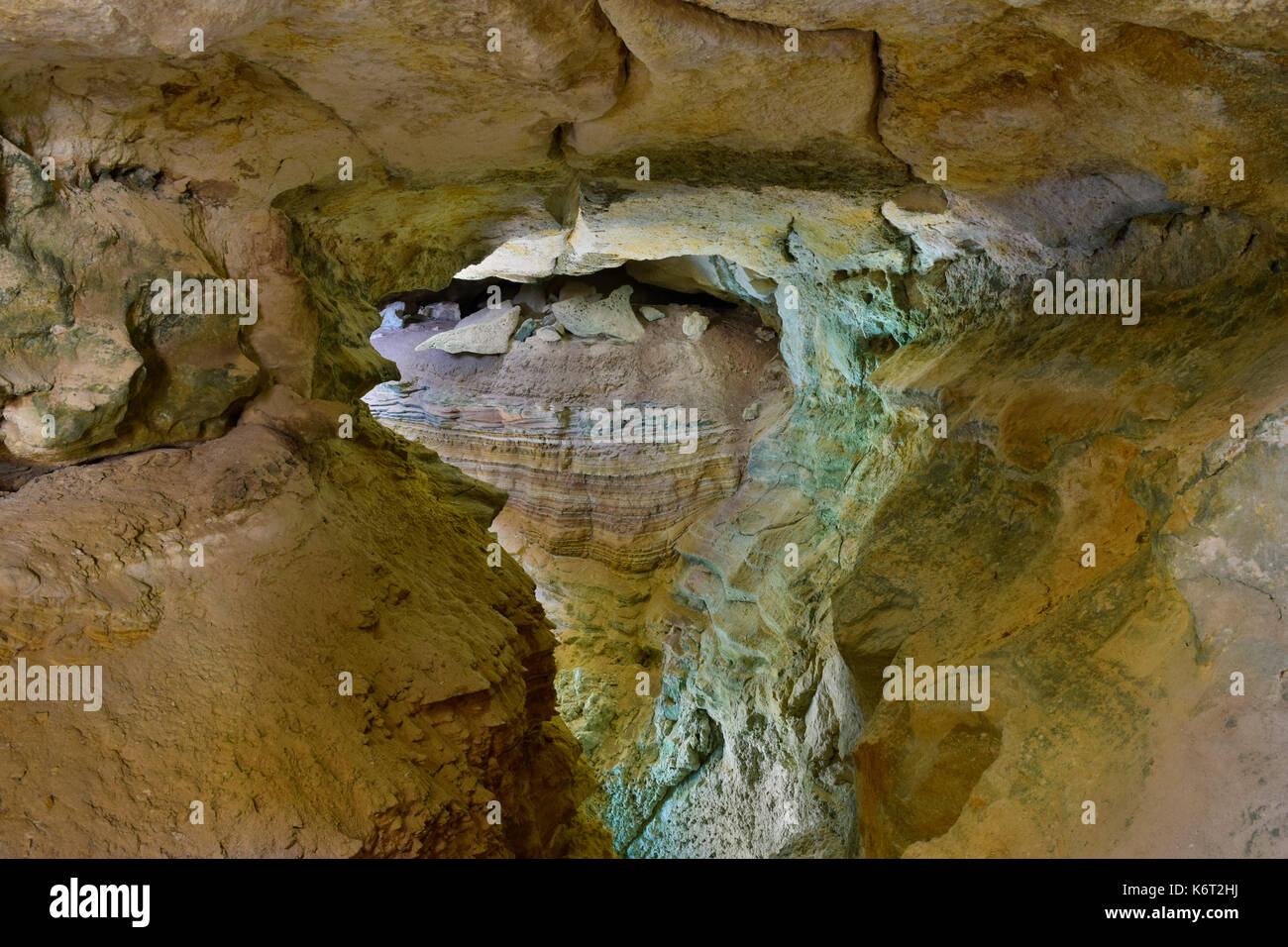 Côté Falaise, grotte, formées par l'érosion de la mer, contiennent des preuves de sédimentation avec différentes couches de sédiments ayant différentes couleurs. Cliffs à Malte Banque D'Images