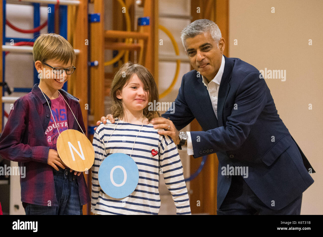 Maire de Londres Sadiq Khan se joint aux élèves au cours d'une présentation qu'il lance le premier de la qualité de l'air '50' à des vérifications avant l'école primaire de Weston dans le centre de Londres, qui est situé à proximité d'une route très fréquentée qui a les niveaux de pollution sont deux fois la limite légale. Banque D'Images Maire de Londres Sadiq Khan se joint aux élèves au cours d'une présentation qu'il lance le premier de la qualité de l'air '50' à des vérifications avant l'école primaire de Weston dans le centre de Londres, qui est situé à proximité d'une route très fréquentée qui a les niveaux de pollution sont deux fois la limite légale. Banque D'Images