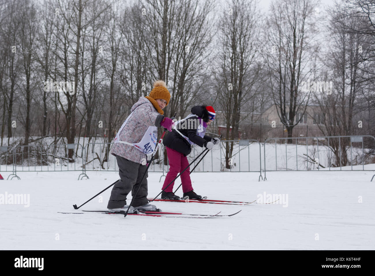 Saint-pétersbourg, Russie - 11 Février 2017 : les enfants participant à la course de ski de piste de ski de la Russie au cours de la compétition. La course a lieu un Banque D'Images