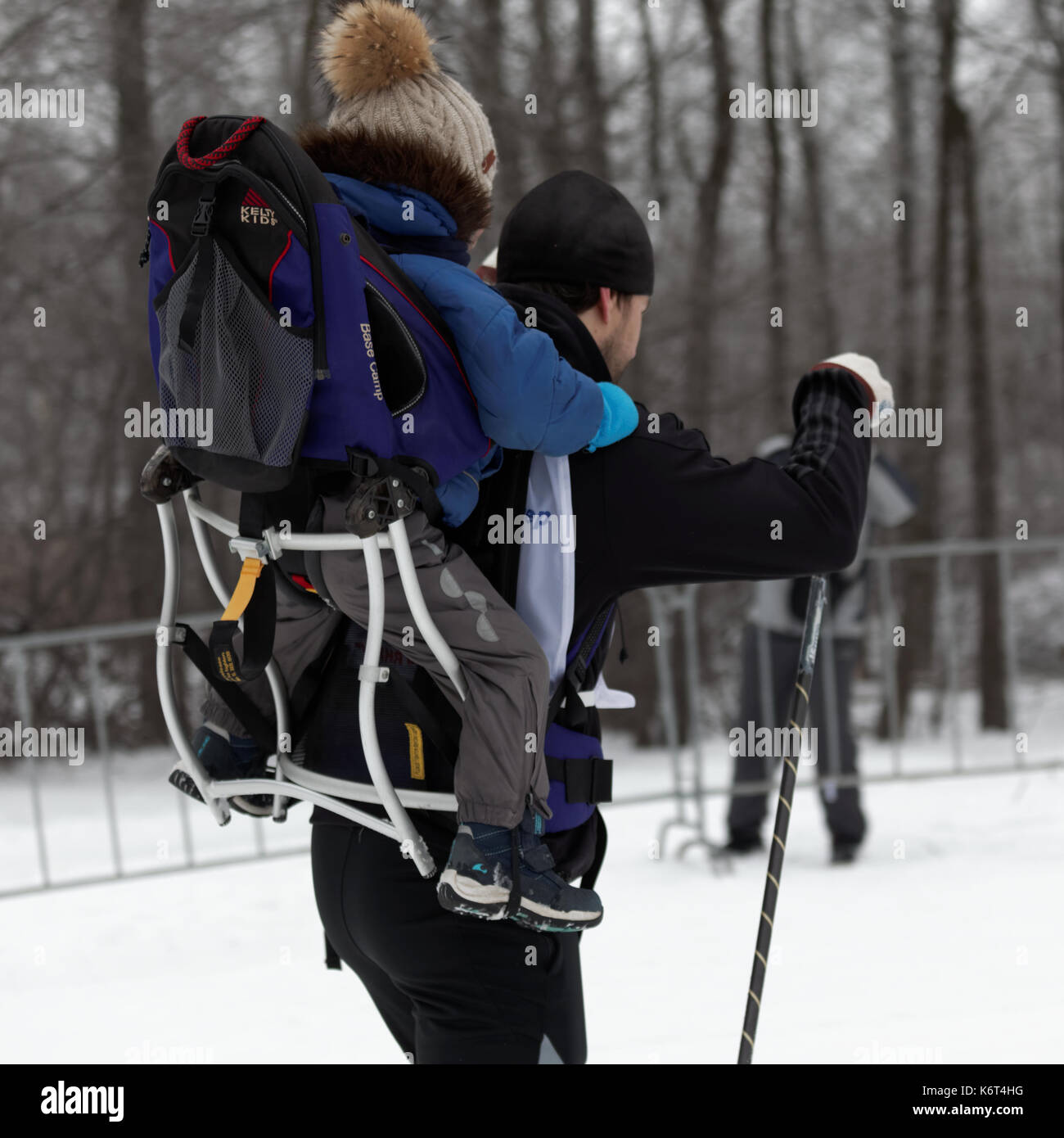 St. Petersburg, Russie - 11 février 2017 : les personnes qui participent à la course de ski de piste de ski de la Russie au cours de la compétition. La course est tenue ann Banque D'Images