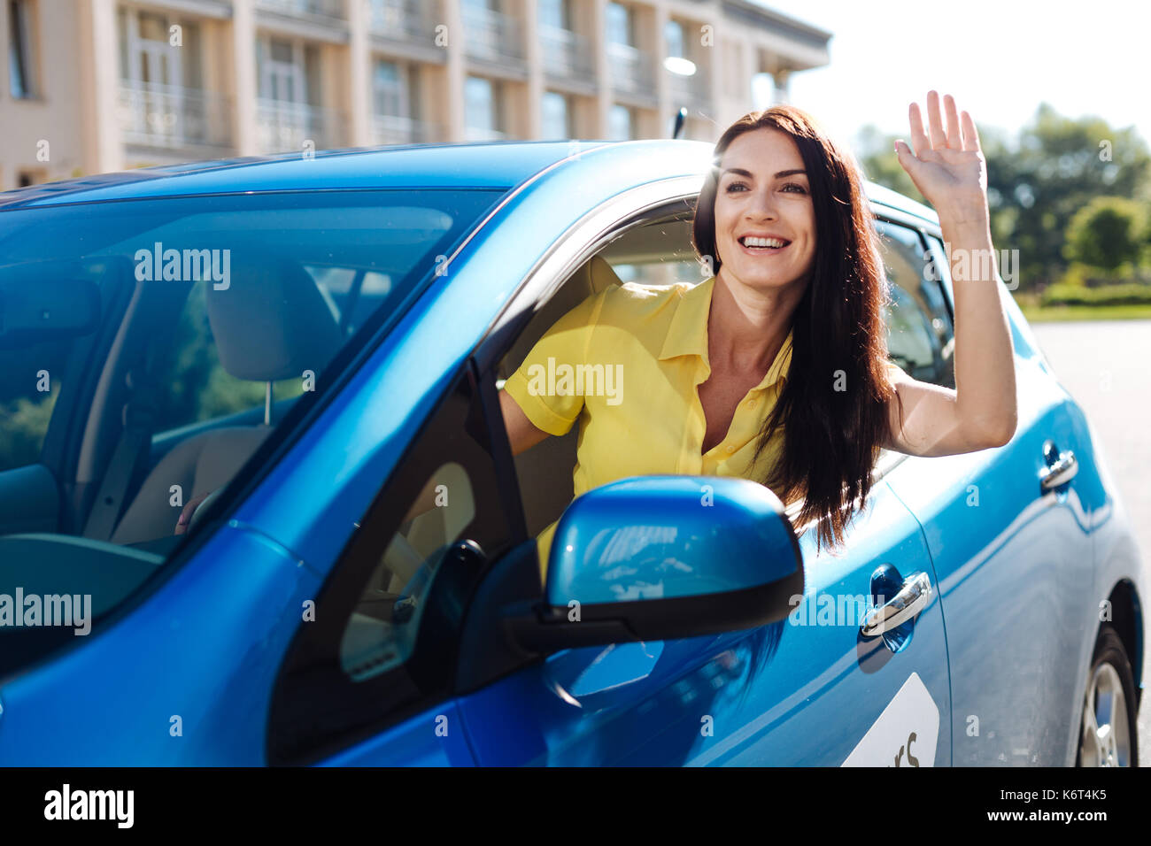 Message d'une femme joyeuse son ami Banque D'Images