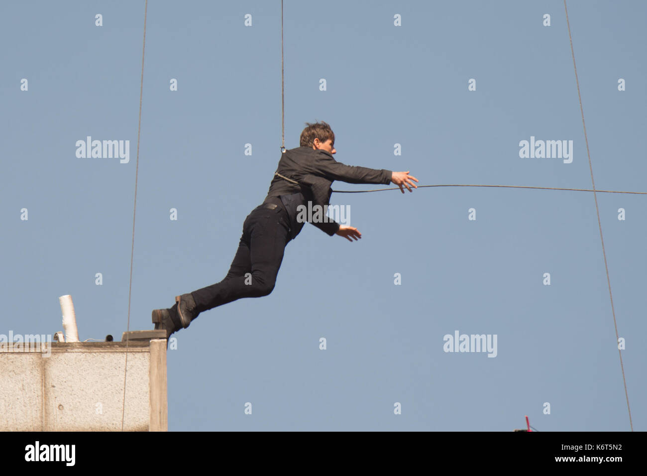 Tom cruise saute du toit d'un bâtiment à l'autre lors du tournage du prochain film de la 'mission : impossible' series ; régulateur semblait blesser lui-même dans le stunt et nécessaire d'un traitement médical. les 55 ans, homme d'action a été blessé au cours d'un grand bâtiment-jump stunt sur l'ensemble du blockbuster à Londres le dimanche (13SEP17) - qui a été pris en photo. cruise semble manquer sa marque tout en sautant de gréement sur la construction d'un immeuble voisin, et claqua contre le mur. grimper dans le mur et se lève, le film star boité pendant quelques mètres puis s'est effondré en f Banque D'Images