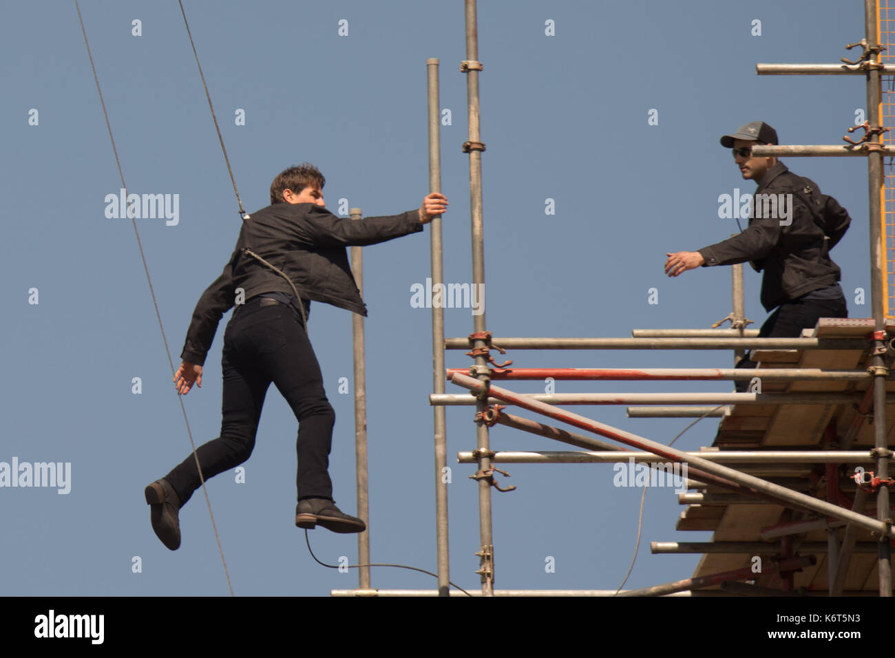 Tom cruise saute du toit d'un bâtiment à l'autre lors du tournage du prochain film de la 'mission : impossible' series ; régulateur semblait blesser lui-même dans le stunt et nécessaire d'un traitement médical. les 55 ans, homme d'action a été blessé au cours d'un grand bâtiment-jump stunt sur l'ensemble du blockbuster à Londres le dimanche (13SEP17) - qui a été pris en photo. cruise semble manquer sa marque tout en sautant de gréement sur la construction d'un immeuble voisin, et claqua contre le mur. grimper dans le mur et se lève, le film star boité pendant quelques mètres puis s'est effondré en f Banque D'Images