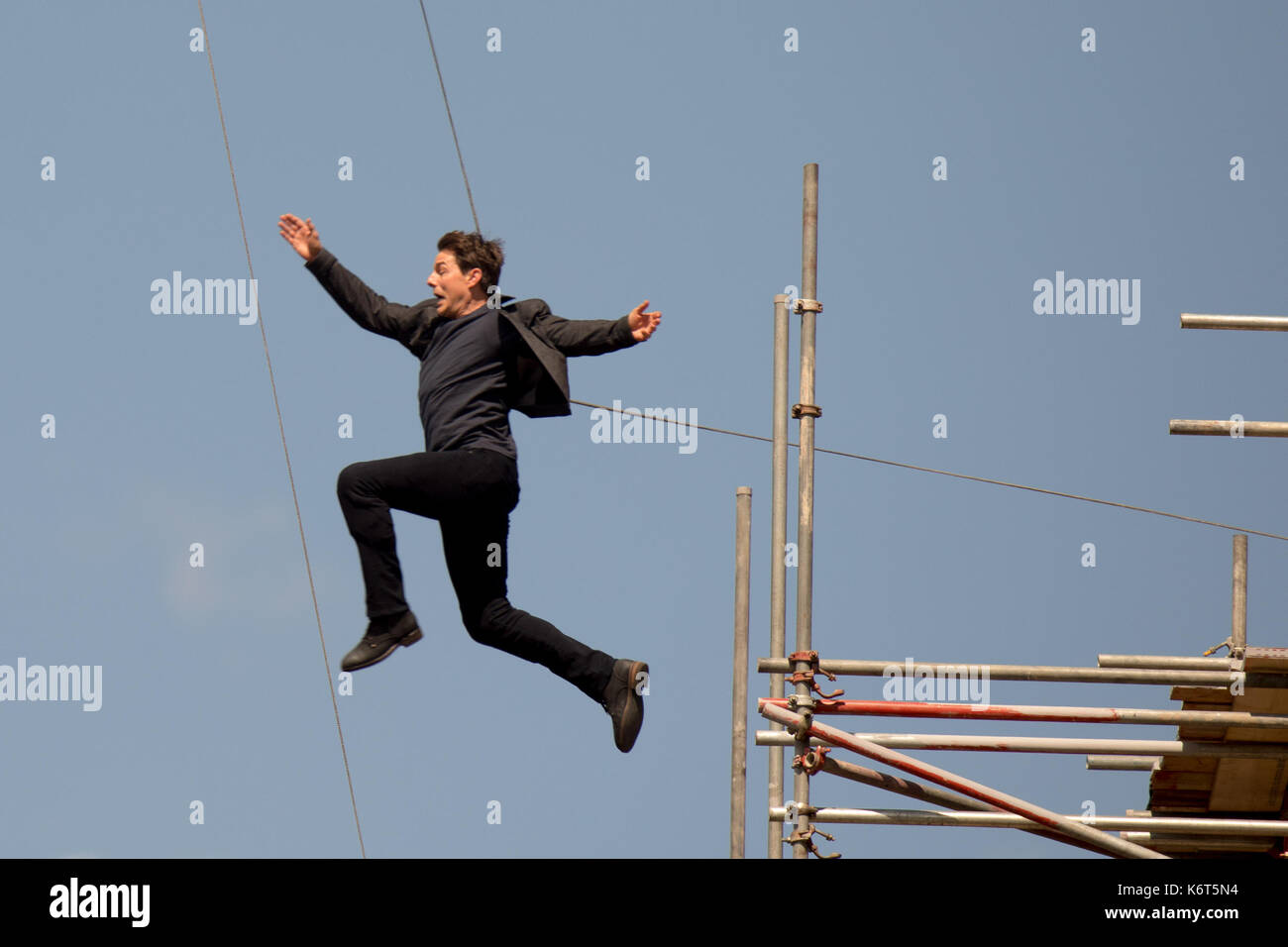 Tom cruise saute du toit d'un bâtiment à l'autre lors du tournage du prochain film de la 'mission : impossible' series ; régulateur semblait blesser lui-même dans le stunt et nécessaire d'un traitement médical. les 55 ans, homme d'action a été blessé au cours d'un grand bâtiment-jump stunt sur l'ensemble du blockbuster à Londres le dimanche (13SEP17) - qui a été pris en photo. cruise semble manquer sa marque tout en sautant de gréement sur la construction d'un immeuble voisin, et claqua contre le mur. grimper dans le mur et se lève, le film star boité pendant quelques mètres puis s'est effondré en f Banque D'Images