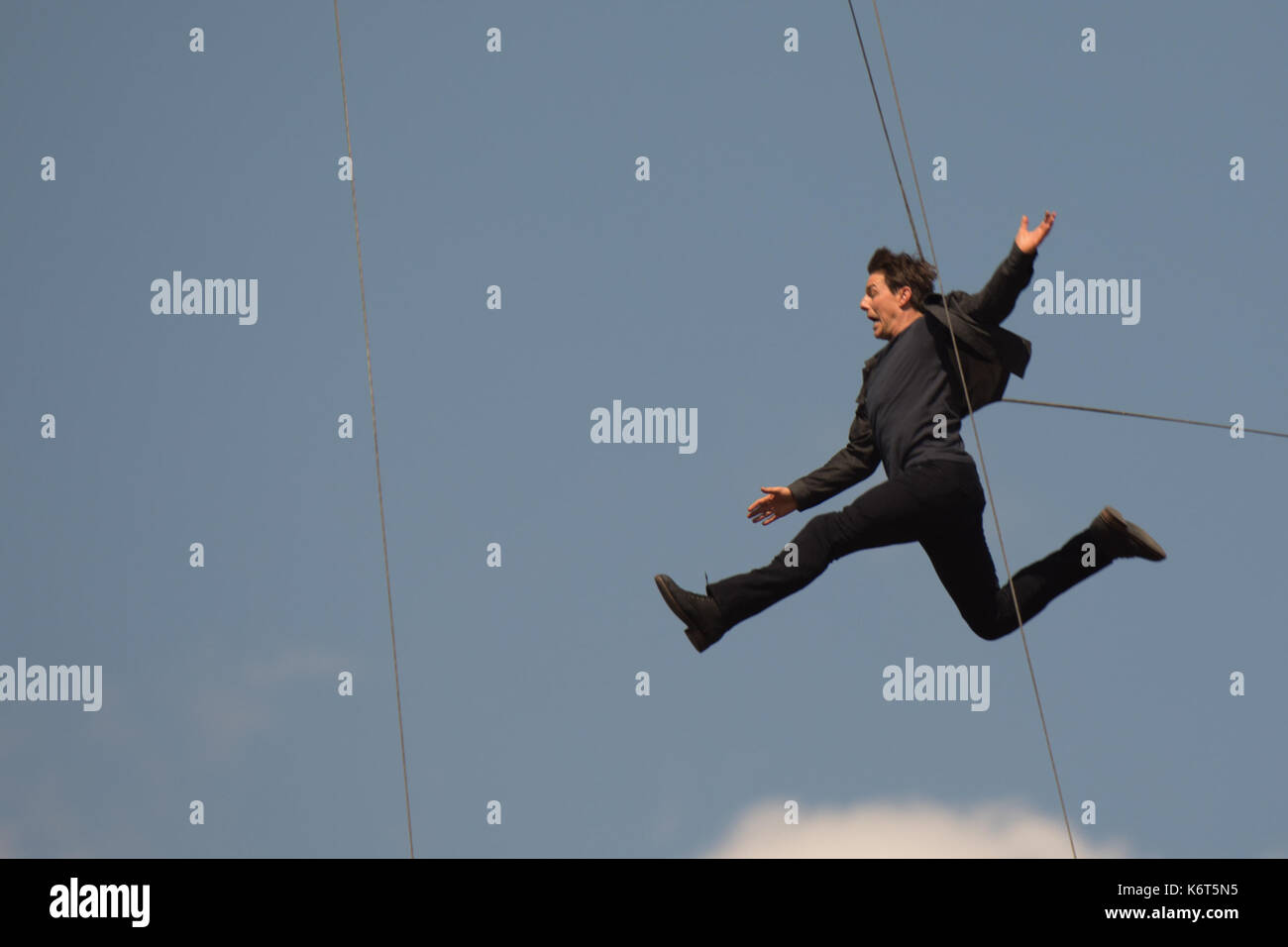 Tom cruise saute du toit d'un bâtiment à l'autre lors du tournage du prochain film de la 'mission : impossible' series ; régulateur semblait blesser lui-même dans le stunt et nécessaire d'un traitement médical. les 55 ans, homme d'action a été blessé au cours d'un grand bâtiment-jump stunt sur l'ensemble du blockbuster à Londres le dimanche (13SEP17) - qui a été pris en photo. cruise semble manquer sa marque tout en sautant de gréement sur la construction d'un immeuble voisin, et claqua contre le mur. grimper dans le mur et se lève, le film star boité pendant quelques mètres puis s'est effondré en f Banque D'Images