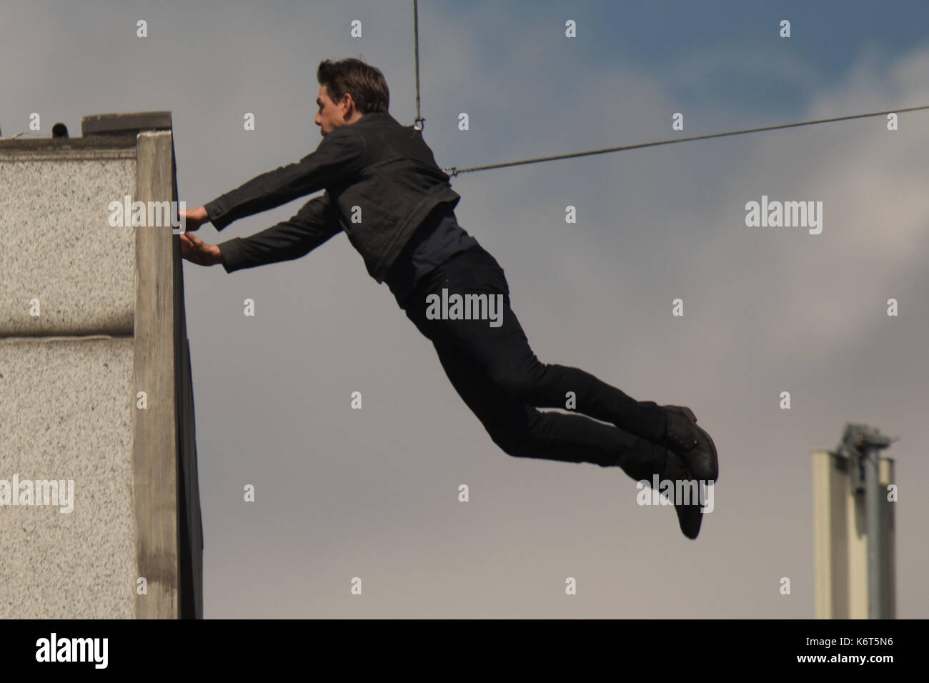 Tom cruise saute du toit d'un bâtiment à l'autre lors du tournage du prochain film de la 'mission : impossible' series ; régulateur semblait blesser lui-même dans le stunt et nécessaire d'un traitement médical. les 55 ans, homme d'action a été blessé au cours d'un grand bâtiment-jump stunt sur l'ensemble du blockbuster à Londres le dimanche (13SEP17) - qui a été pris en photo. cruise semble manquer sa marque tout en sautant de gréement sur la construction d'un immeuble voisin, et claqua contre le mur. grimper dans le mur et se lève, le film star boité pendant quelques mètres puis s'est effondré en f Banque D'Images