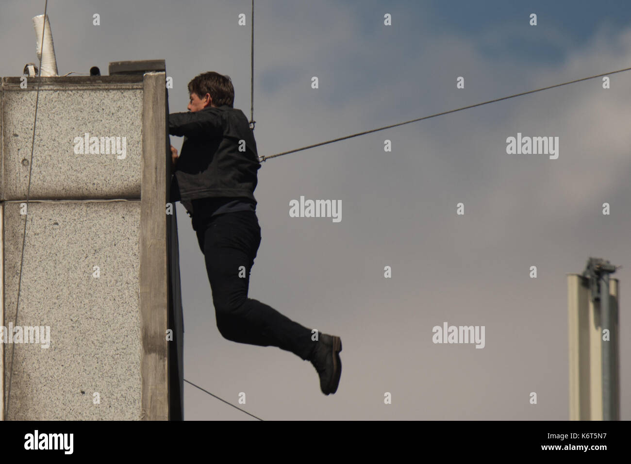 Tom cruise saute du toit d'un bâtiment à l'autre lors du tournage du prochain film de la 'mission : impossible' series ; régulateur semblait blesser lui-même dans le stunt et nécessaire d'un traitement médical. les 55 ans, homme d'action a été blessé au cours d'un grand bâtiment-jump stunt sur l'ensemble du blockbuster à Londres le dimanche (13SEP17) - qui a été pris en photo. cruise semble manquer sa marque tout en sautant de gréement sur la construction d'un immeuble voisin, et claqua contre le mur. grimper dans le mur et se lève, le film star boité pendant quelques mètres puis s'est effondré en f Banque D'Images
