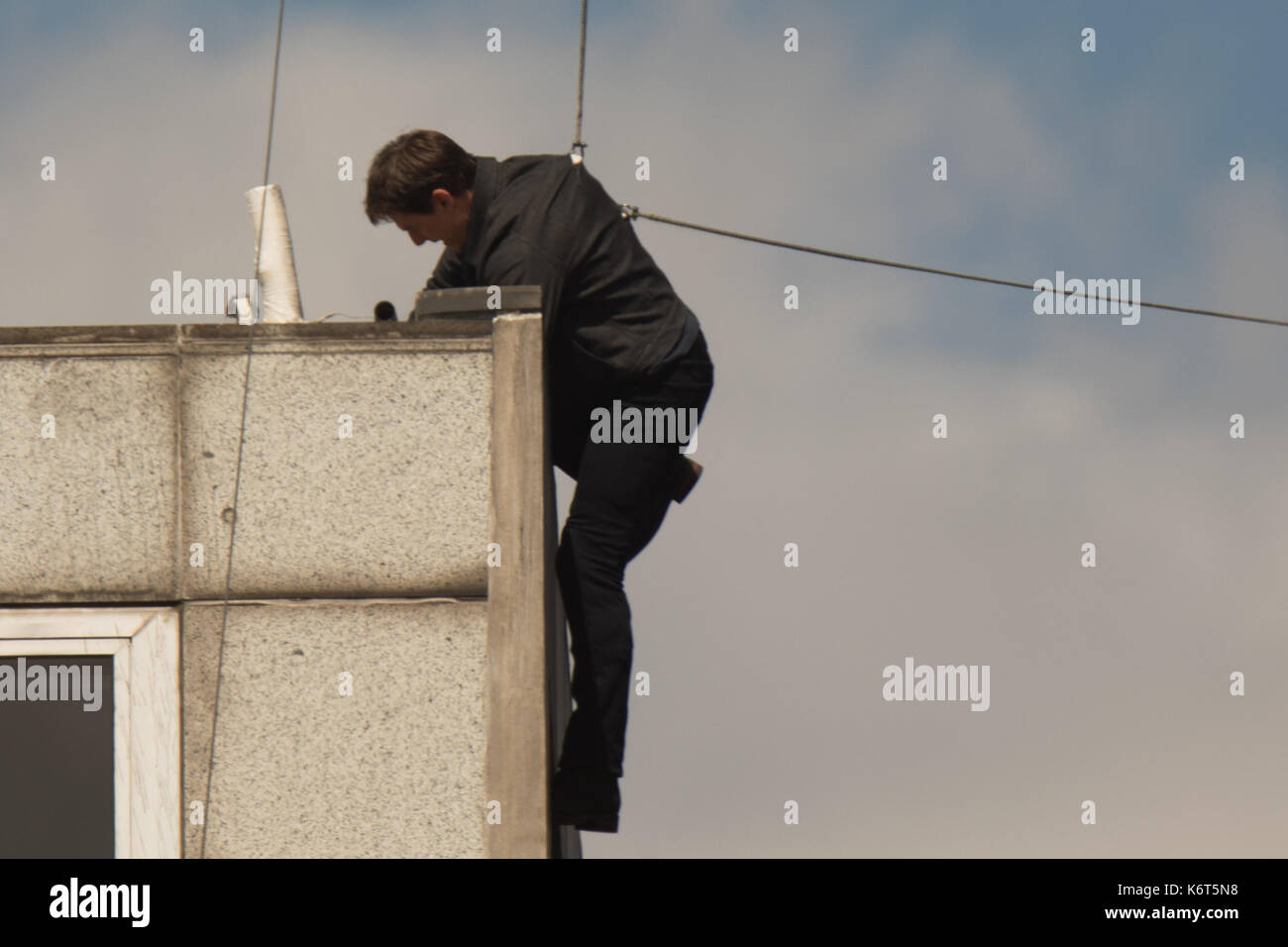 Tom cruise saute du toit d'un bâtiment à l'autre lors du tournage du prochain film de la 'mission : impossible' series ; régulateur semblait blesser lui-même dans le stunt et nécessaire d'un traitement médical. les 55 ans, homme d'action a été blessé au cours d'un grand bâtiment-jump stunt sur l'ensemble du blockbuster à Londres le dimanche (13SEP17) - qui a été pris en photo. cruise semble manquer sa marque tout en sautant de gréement sur la construction d'un immeuble voisin, et claqua contre le mur. grimper dans le mur et se lève, le film star boité pendant quelques mètres puis s'est effondré en f Banque D'Images