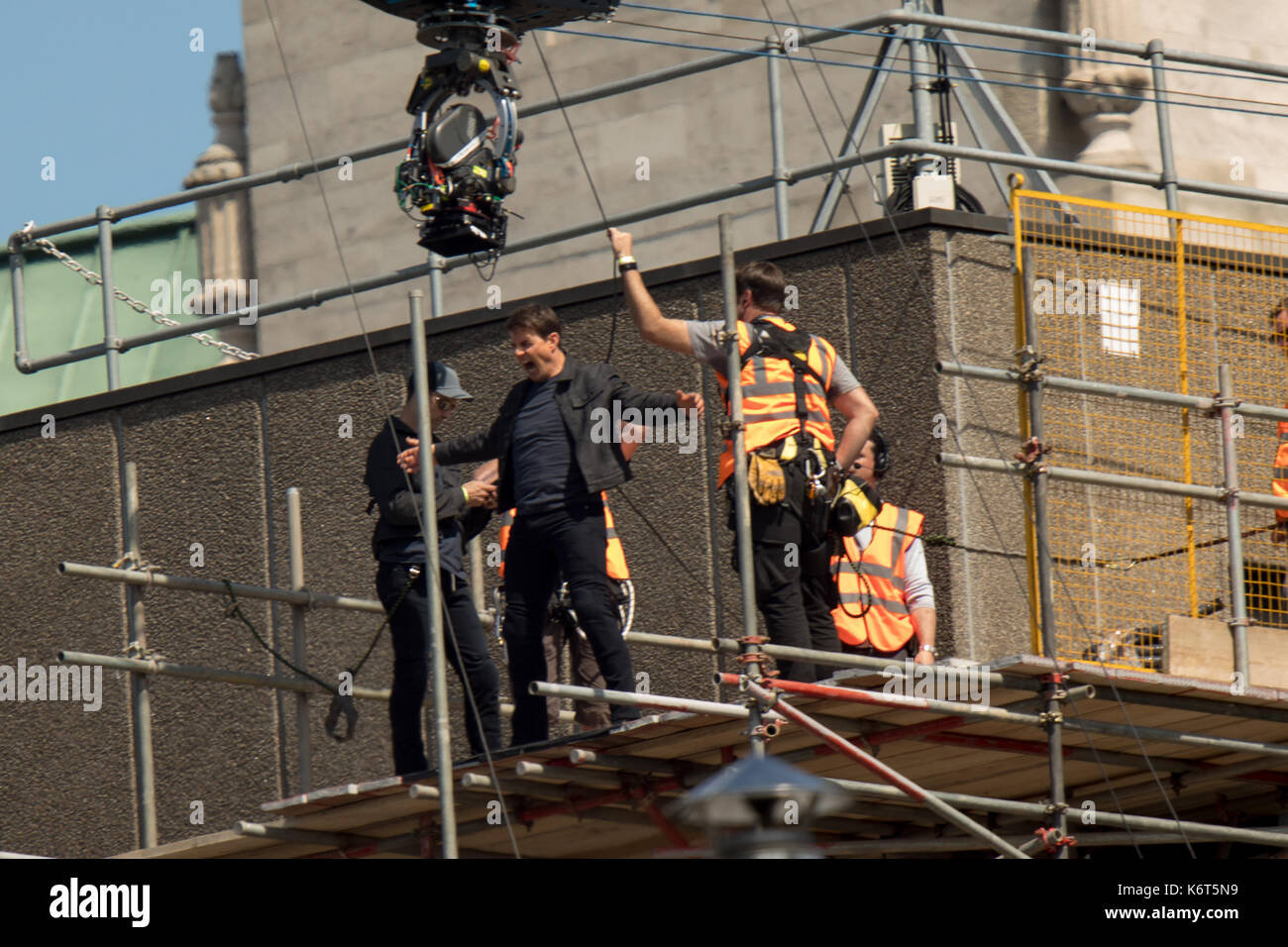 Tom cruise saute du toit d'un bâtiment à l'autre lors du tournage du prochain film de la 'mission : impossible' series ; régulateur semblait blesser lui-même dans le stunt et nécessaire d'un traitement médical. les 55 ans, homme d'action a été blessé au cours d'un grand bâtiment-jump stunt sur l'ensemble du blockbuster à Londres le dimanche (13SEP17) - qui a été pris en photo. cruise semble manquer sa marque tout en sautant de gréement sur la construction d'un immeuble voisin, et claqua contre le mur. grimper dans le mur et se lève, le film star boité pendant quelques mètres puis s'est effondré en f Banque D'Images