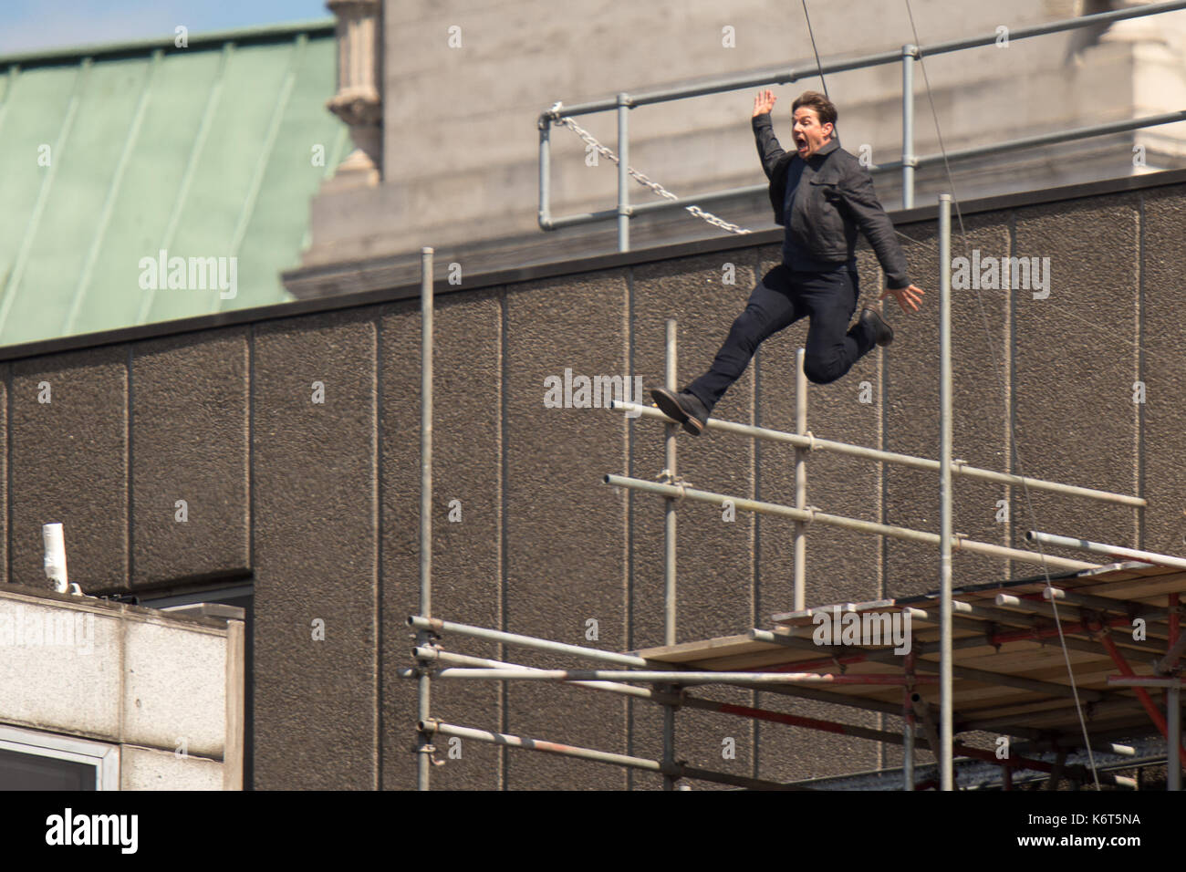 Tom cruise saute du toit d'un bâtiment à l'autre lors du tournage du prochain film de la 'mission : impossible' series ; régulateur semblait blesser lui-même dans le stunt et nécessaire d'un traitement médical. les 55 ans, homme d'action a été blessé au cours d'un grand bâtiment-jump stunt sur l'ensemble du blockbuster à Londres le dimanche (13SEP17) - qui a été pris en photo. cruise semble manquer sa marque tout en sautant de gréement sur la construction d'un immeuble voisin, et claqua contre le mur. grimper dans le mur et se lève, le film star boité pendant quelques mètres puis s'est effondré en f Banque D'Images