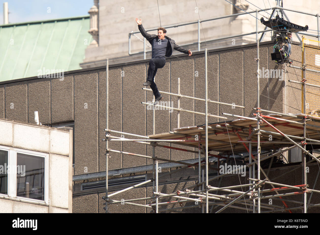Tom cruise saute du toit d'un bâtiment à l'autre lors du tournage du prochain film de la 'mission : impossible' series ; régulateur semblait blesser lui-même dans le stunt et nécessaire d'un traitement médical. les 55 ans, homme d'action a été blessé au cours d'un grand bâtiment-jump stunt sur l'ensemble du blockbuster à Londres le dimanche (13SEP17) - qui a été pris en photo. cruise semble manquer sa marque tout en sautant de gréement sur la construction d'un immeuble voisin, et claqua contre le mur. grimper dans le mur et se lève, le film star boité pendant quelques mètres puis s'est effondré en f Banque D'Images