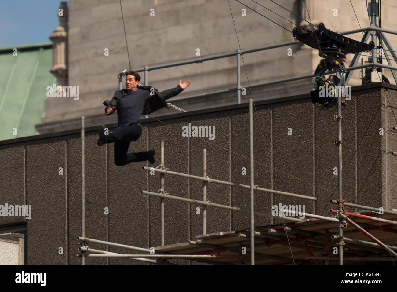 Tom cruise saute du toit d'un bâtiment à l'autre lors du tournage du prochain film de la 'mission : impossible' series ; régulateur semblait blesser lui-même dans le stunt et nécessaire d'un traitement médical. les 55 ans, homme d'action a été blessé au cours d'un grand bâtiment-jump stunt sur l'ensemble du blockbuster à Londres le dimanche (13SEP17) - qui a été pris en photo. cruise semble manquer sa marque tout en sautant de gréement sur la construction d'un immeuble voisin, et claqua contre le mur. grimper dans le mur et se lève, le film star boité pendant quelques mètres puis s'est effondré en f Banque D'Images