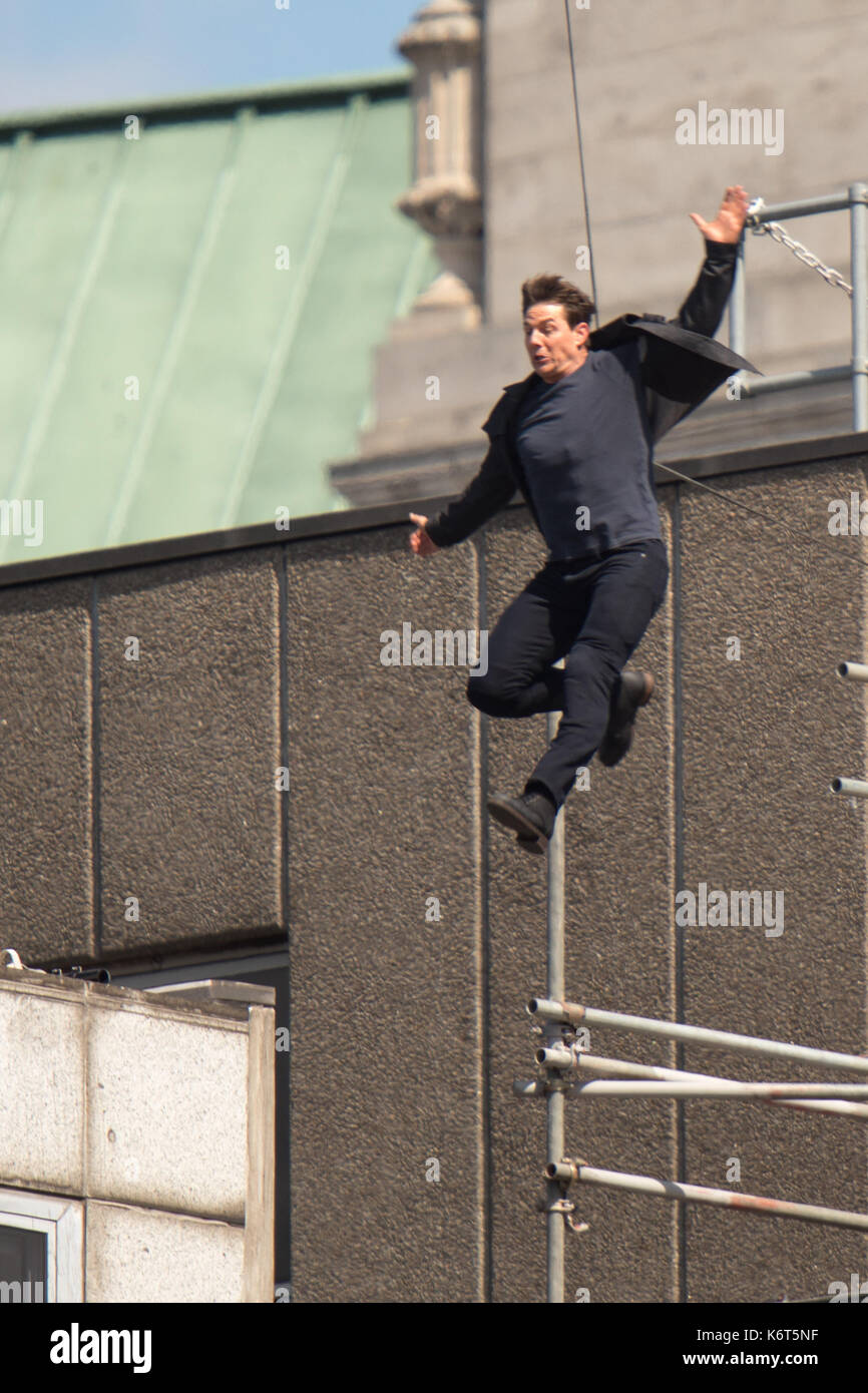 Tom cruise saute du toit d'un bâtiment à l'autre lors du tournage du prochain film de la 'mission : impossible' series ; régulateur semblait blesser lui-même dans le stunt et nécessaire d'un traitement médical. les 55 ans, homme d'action a été blessé au cours d'un grand bâtiment-jump stunt sur l'ensemble du blockbuster à Londres le dimanche (13SEP17) - qui a été pris en photo. cruise semble manquer sa marque tout en sautant de gréement sur la construction d'un immeuble voisin, et claqua contre le mur. grimper dans le mur et se lève, le film star boité pendant quelques mètres puis s'est effondré en f Banque D'Images