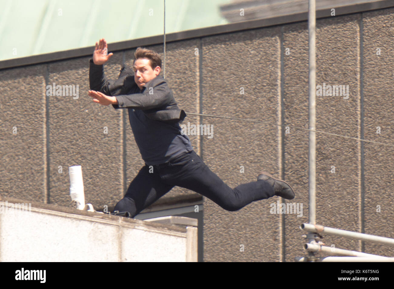 Tom cruise saute du toit d'un bâtiment à l'autre lors du tournage du prochain film de la 'mission : impossible' series ; régulateur semblait blesser lui-même dans le stunt et nécessaire d'un traitement médical. les 55 ans, homme d'action a été blessé au cours d'un grand bâtiment-jump stunt sur l'ensemble du blockbuster à Londres le dimanche (13SEP17) - qui a été pris en photo. cruise semble manquer sa marque tout en sautant de gréement sur la construction d'un immeuble voisin, et claqua contre le mur. grimper dans le mur et se lève, le film star boité pendant quelques mètres puis s'est effondré en f Banque D'Images