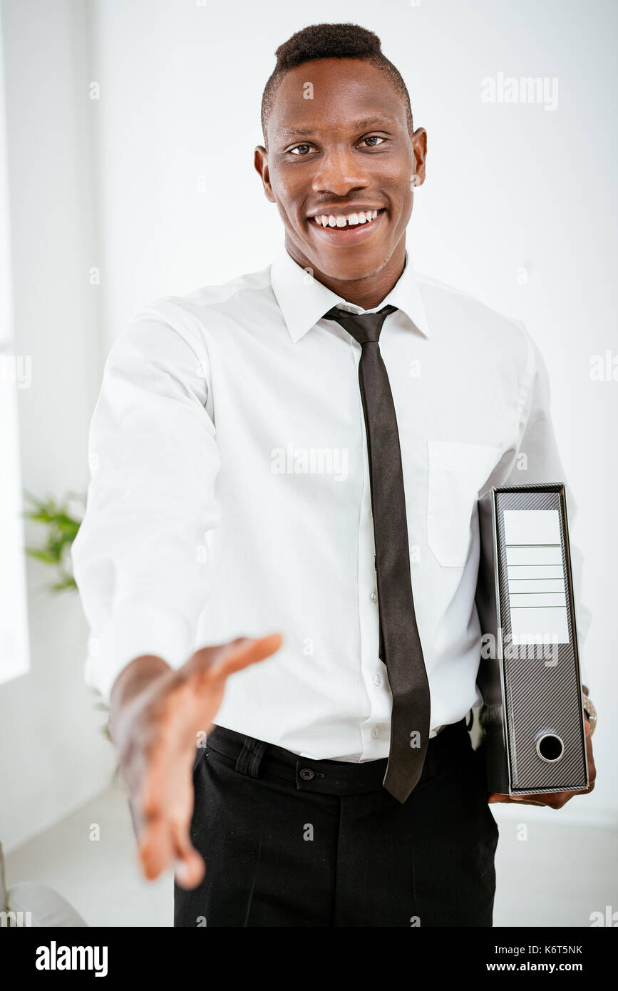 Succès african businessman with visage hors de l'accent méconnaissable serre la main de gens d'affaires. Banque D'Images