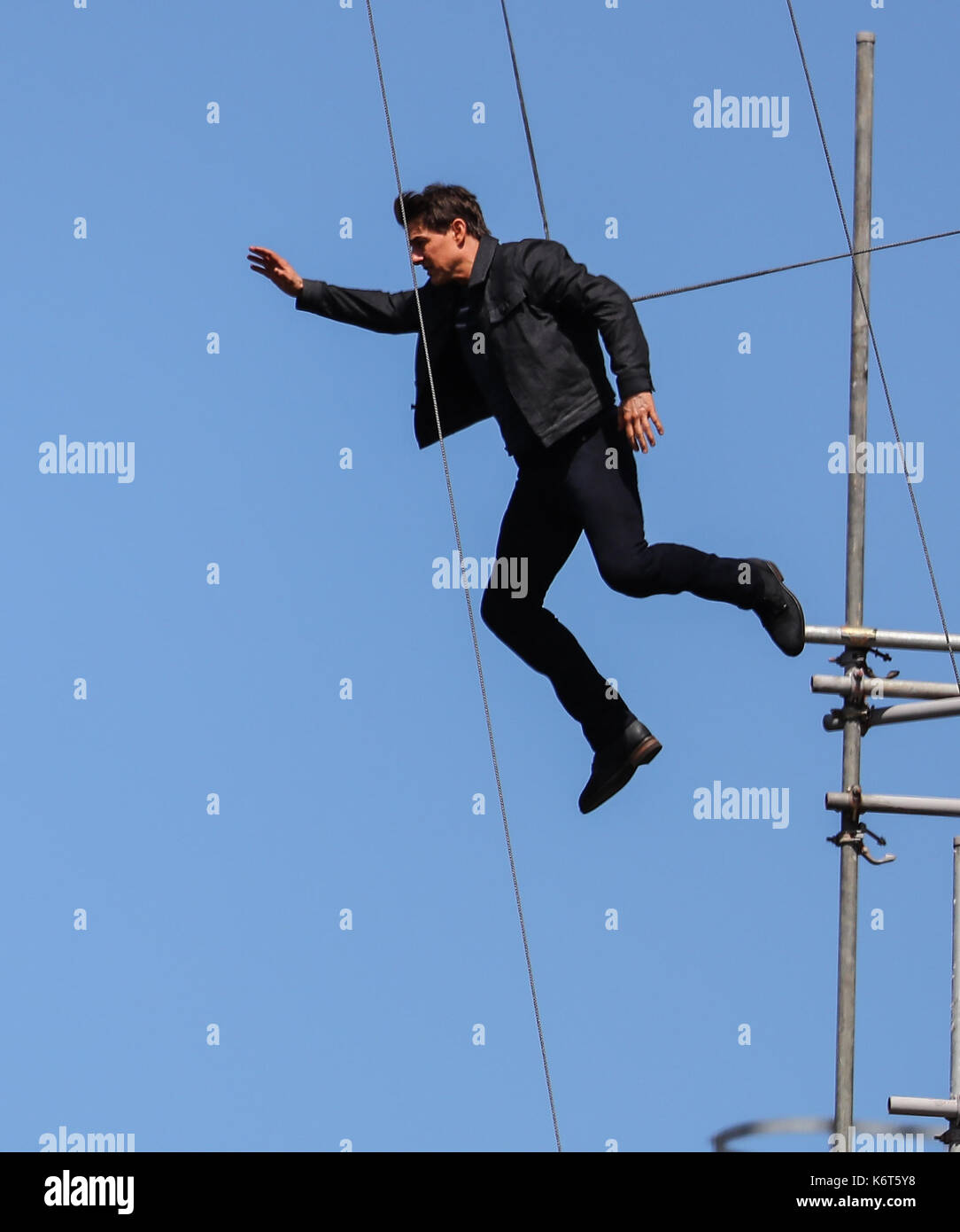 ​Tom cruise saute du toit d'un bâtiment à l'autre lors du tournage du prochain film de la 'mission : impossible' series ; régulateur semblait blesser lui-même dans le stunt et nécessaire d'un traitement médical. les 55 ans, homme d'action a été blessé au cours d'un grand bâtiment-jump stunt sur l'ensemble du blockbuster à Londres le dimanche (13SEP17) - qui a été pris en photo. cruise semble manquer sa marque tout en sautant de gréement sur la construction d'un immeuble voisin, et claqua contre le mur. grimper dans le mur et se lève, le film star boité pendant quelques mètres puis s'est effondré en Banque D'Images
