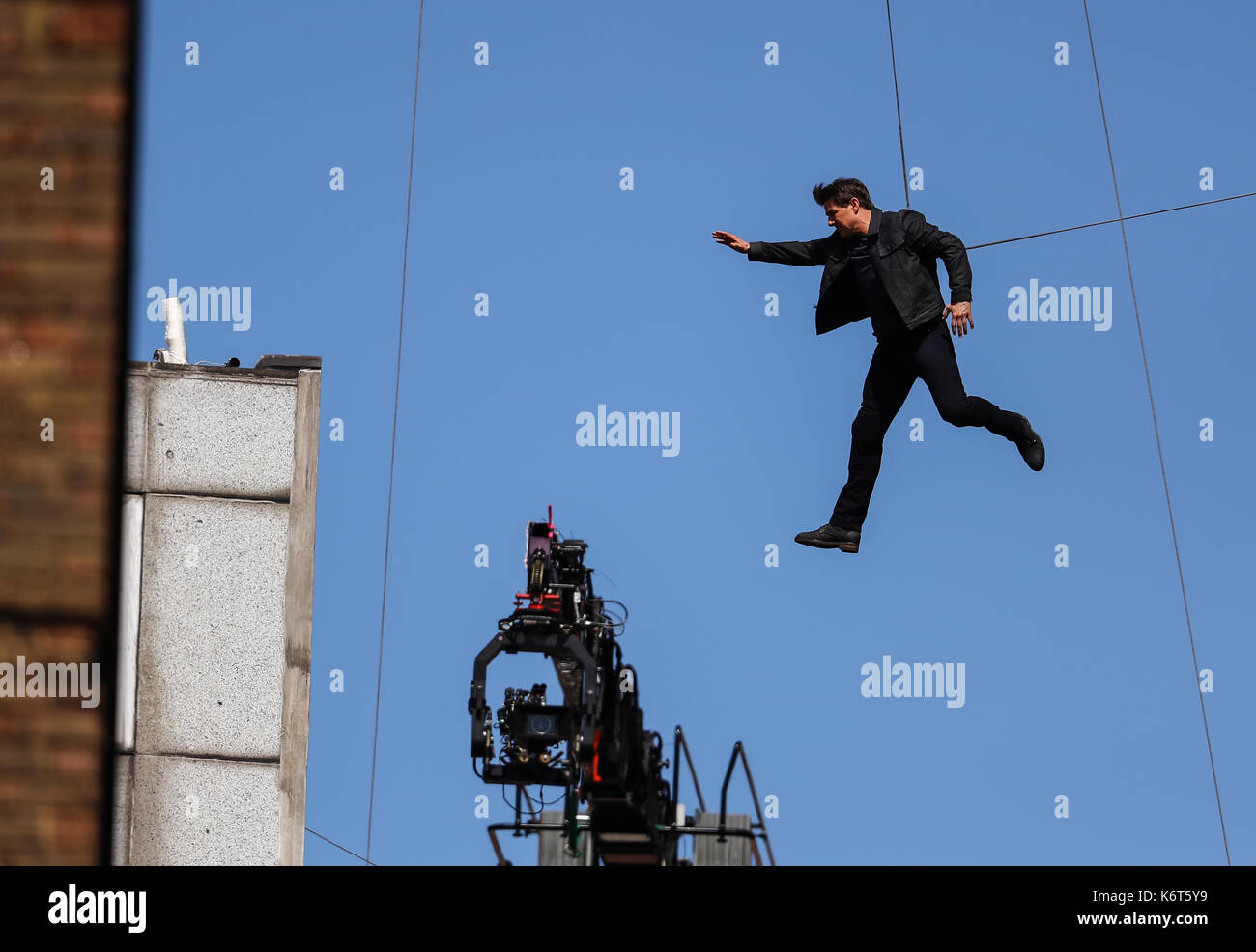 ​Tom cruise saute du toit d'un bâtiment à l'autre lors du tournage du prochain film de la 'mission : impossible' series ; régulateur semblait blesser lui-même dans le stunt et nécessaire d'un traitement médical. les 55 ans, homme d'action a été blessé au cours d'un grand bâtiment-jump stunt sur l'ensemble du blockbuster à Londres le dimanche (13SEP17) - qui a été pris en photo. cruise semble manquer sa marque tout en sautant de gréement sur la construction d'un immeuble voisin, et claqua contre le mur. grimper dans le mur et se lève, le film star boité pendant quelques mètres puis s'est effondré en Banque D'Images