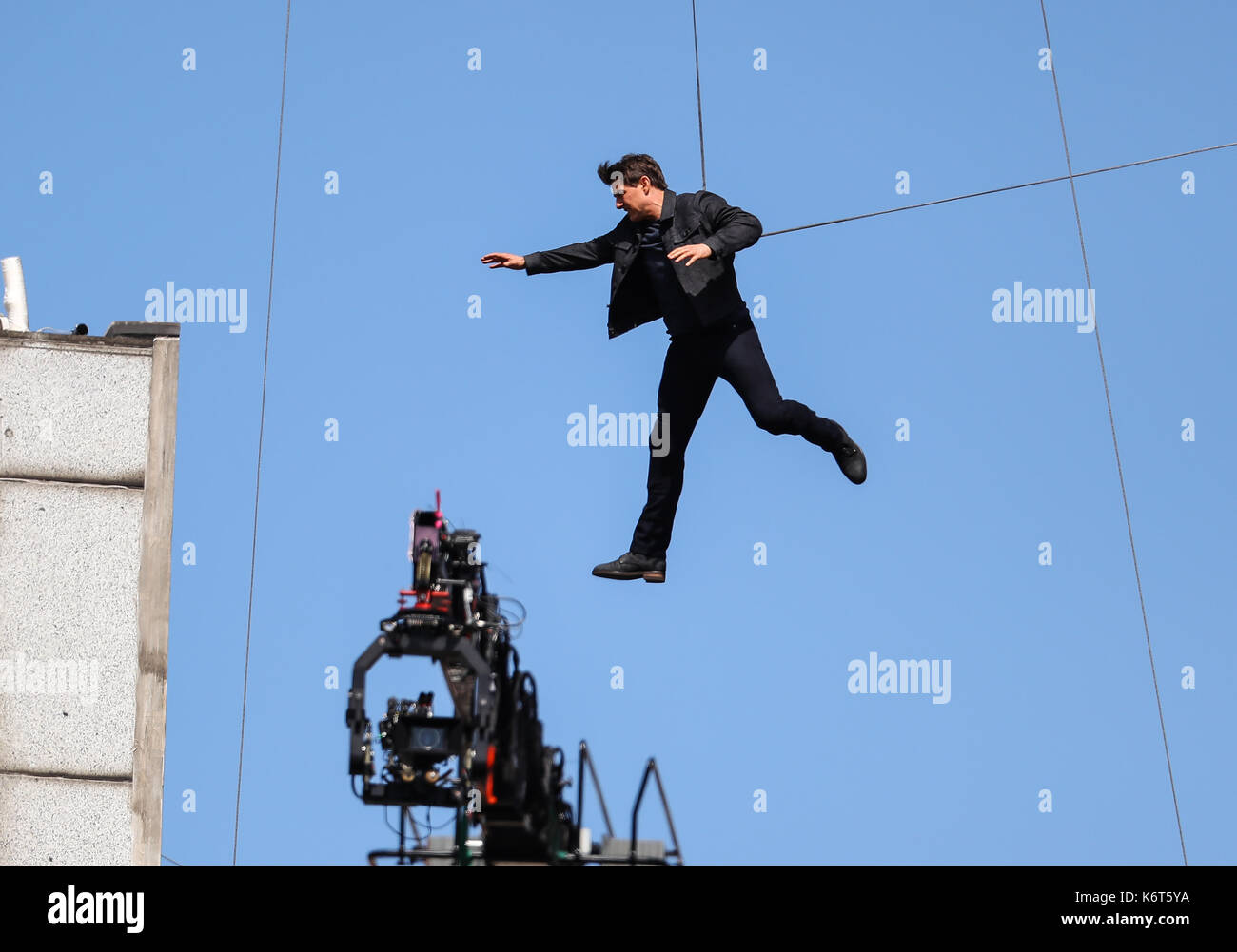 ​Tom cruise saute du toit d'un bâtiment à l'autre lors du tournage du prochain film de la 'mission : impossible' series ; régulateur semblait blesser lui-même dans le stunt et nécessaire d'un traitement médical. les 55 ans, homme d'action a été blessé au cours d'un grand bâtiment-jump stunt sur l'ensemble du blockbuster à Londres le dimanche (13SEP17) - qui a été pris en photo. cruise semble manquer sa marque tout en sautant de gréement sur la construction d'un immeuble voisin, et claqua contre le mur. grimper dans le mur et se lève, le film star boité pendant quelques mètres puis s'est effondré en Banque D'Images