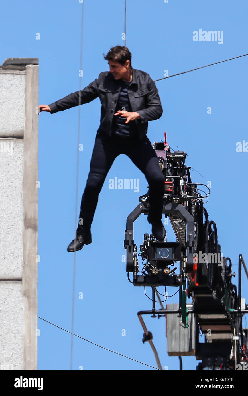 ​Tom cruise saute du toit d'un bâtiment à l'autre lors du tournage du prochain film de la 'mission : impossible' series ; régulateur semblait blesser lui-même dans le stunt et nécessaire d'un traitement médical. les 55 ans, homme d'action a été blessé au cours d'un grand bâtiment-jump stunt sur l'ensemble du blockbuster à Londres le dimanche (13SEP17) - qui a été pris en photo. cruise semble manquer sa marque tout en sautant de gréement sur la construction d'un immeuble voisin, et claqua contre le mur. grimper dans le mur et se lève, le film star boité pendant quelques mètres puis s'est effondré en Banque D'Images