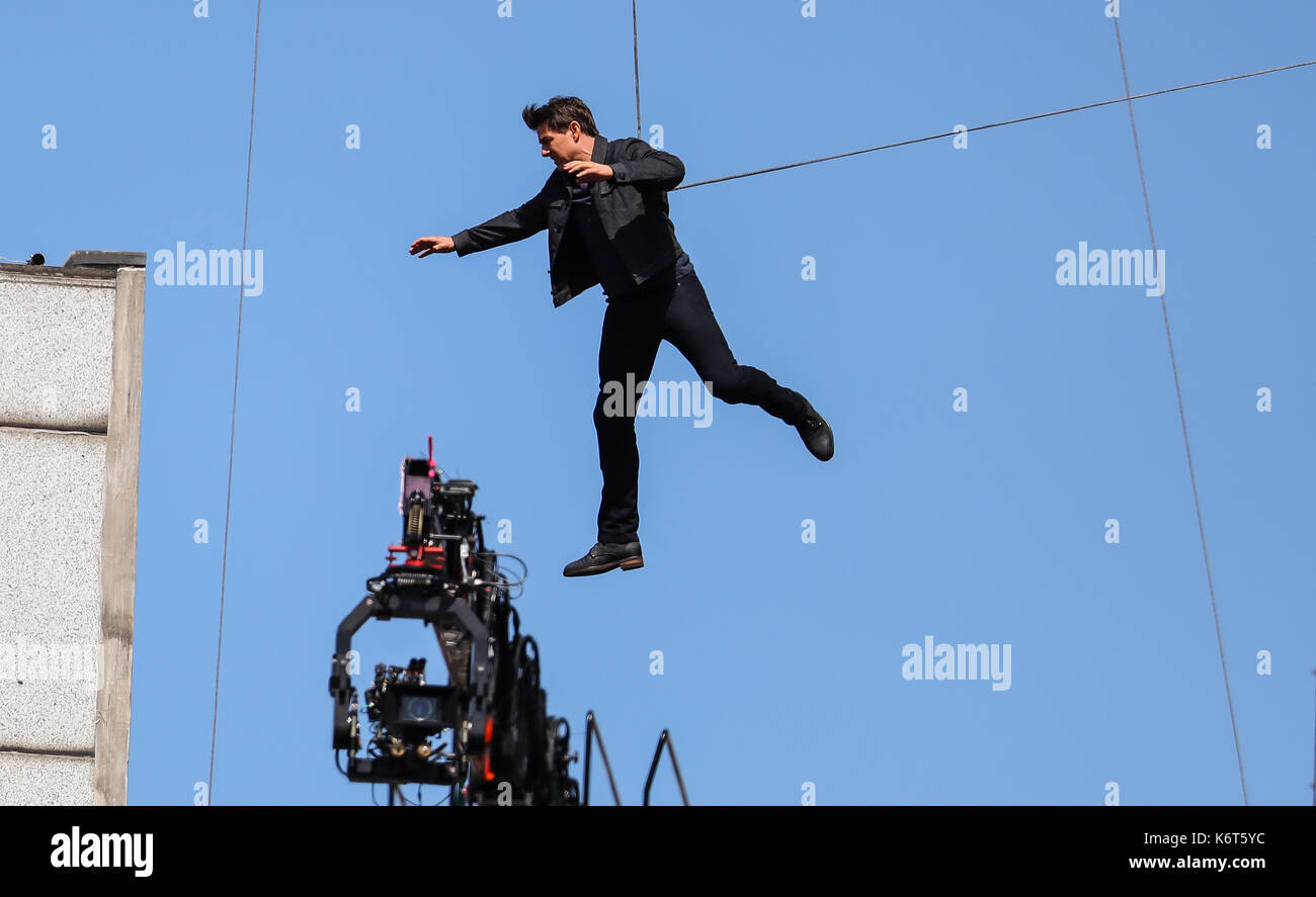 ​Tom cruise saute du toit d'un bâtiment à l'autre lors du tournage du prochain film de la 'mission : impossible' series ; régulateur semblait blesser lui-même dans le stunt et nécessaire d'un traitement médical. les 55 ans, homme d'action a été blessé au cours d'un grand bâtiment-jump stunt sur l'ensemble du blockbuster à Londres le dimanche (13SEP17) - qui a été pris en photo. cruise semble manquer sa marque tout en sautant de gréement sur la construction d'un immeuble voisin, et claqua contre le mur. grimper dans le mur et se lève, le film star boité pendant quelques mètres puis s'est effondré en Banque D'Images