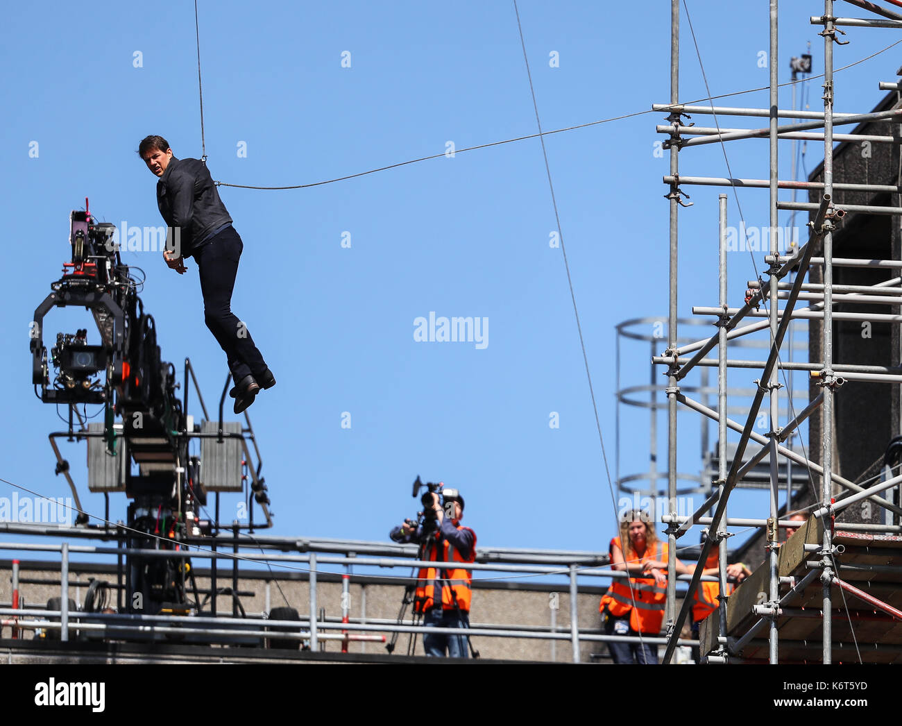 ​Tom cruise saute du toit d'un bâtiment à l'autre lors du tournage du prochain film de la 'mission : impossible' series ; régulateur semblait blesser lui-même dans le stunt et nécessaire d'un traitement médical. les 55 ans, homme d'action a été blessé au cours d'un grand bâtiment-jump stunt sur l'ensemble du blockbuster à Londres le dimanche (13SEP17) - qui a été pris en photo. cruise semble manquer sa marque tout en sautant de gréement sur la construction d'un immeuble voisin, et claqua contre le mur. grimper dans le mur et se lève, le film star boité pendant quelques mètres puis s'est effondré en Banque D'Images
