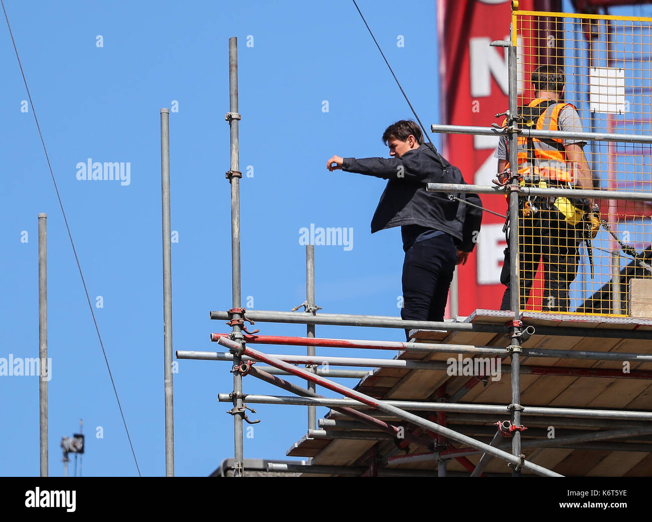 ​Tom cruise saute du toit d'un bâtiment à l'autre lors du tournage du prochain film de la 'mission : impossible' series ; régulateur semblait blesser lui-même dans le stunt et nécessaire d'un traitement médical. les 55 ans, homme d'action a été blessé au cours d'un grand bâtiment-jump stunt sur l'ensemble du blockbuster à Londres le dimanche (13SEP17) - qui a été pris en photo. cruise semble manquer sa marque tout en sautant de gréement sur la construction d'un immeuble voisin, et claqua contre le mur. grimper dans le mur et se lève, le film star boité pendant quelques mètres puis s'est effondré en Banque D'Images