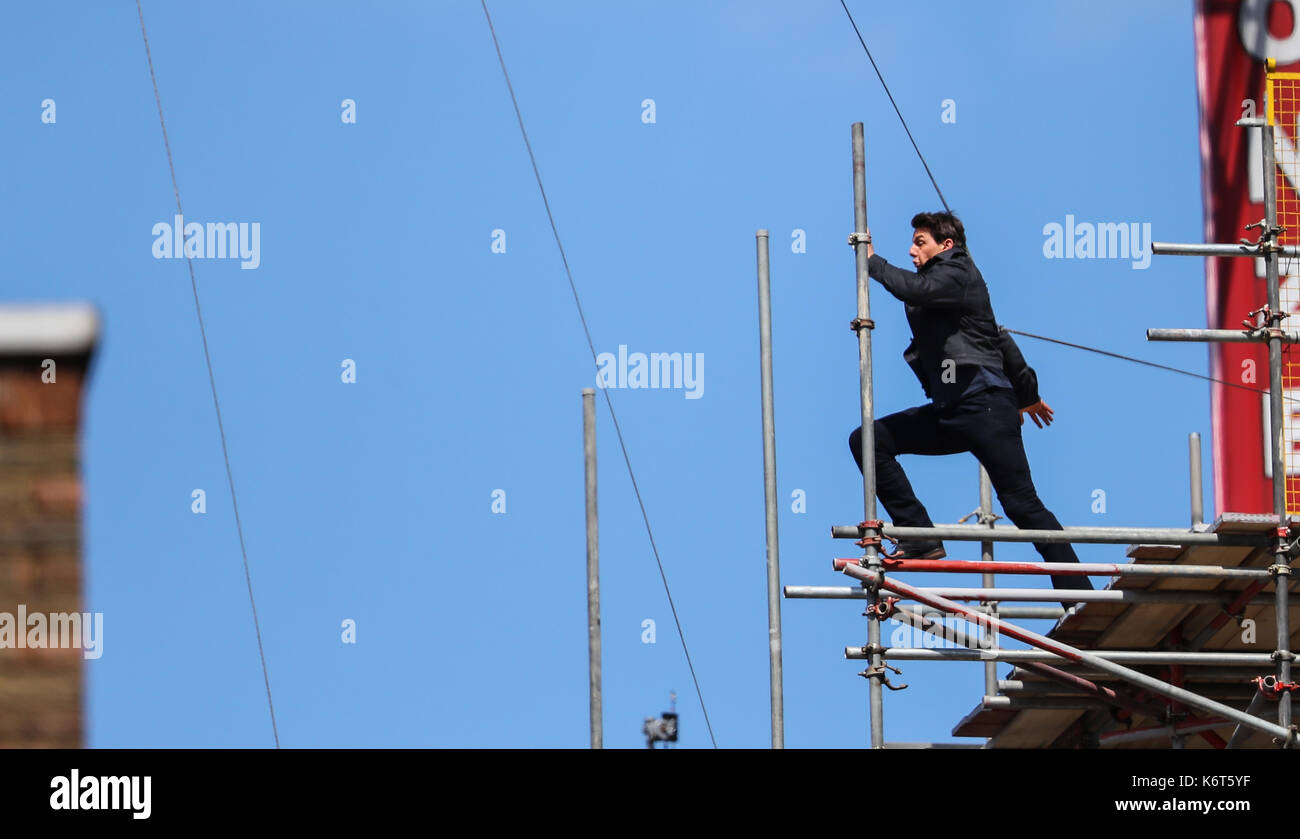 ​Tom cruise saute du toit d'un bâtiment à l'autre lors du tournage du prochain film de la 'mission : impossible' series ; régulateur semblait blesser lui-même dans le stunt et nécessaire d'un traitement médical. les 55 ans, homme d'action a été blessé au cours d'un grand bâtiment-jump stunt sur l'ensemble du blockbuster à Londres le dimanche (13SEP17) - qui a été pris en photo. cruise semble manquer sa marque tout en sautant de gréement sur la construction d'un immeuble voisin, et claqua contre le mur. grimper dans le mur et se lève, le film star boité pendant quelques mètres puis s'est effondré en Banque D'Images