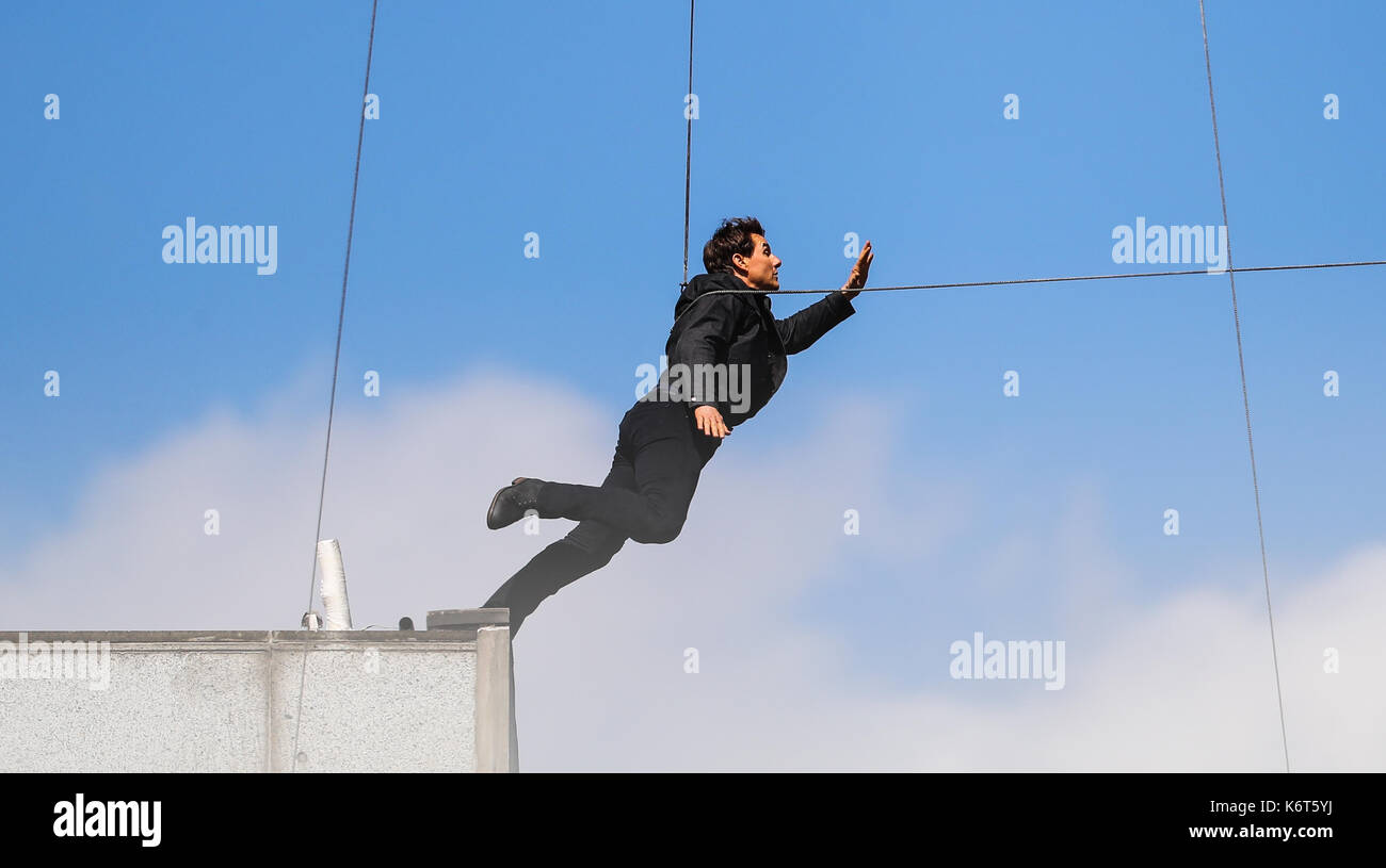 ​Tom cruise saute du toit d'un bâtiment à l'autre lors du tournage du prochain film de la 'mission : impossible' series ; régulateur semblait blesser lui-même dans le stunt et nécessaire d'un traitement médical. les 55 ans, homme d'action a été blessé au cours d'un grand bâtiment-jump stunt sur l'ensemble du blockbuster à Londres le dimanche (13SEP17) - qui a été pris en photo. cruise semble manquer sa marque tout en sautant de gréement sur la construction d'un immeuble voisin, et claqua contre le mur. grimper dans le mur et se lève, le film star boité pendant quelques mètres puis s'est effondré en Banque D'Images