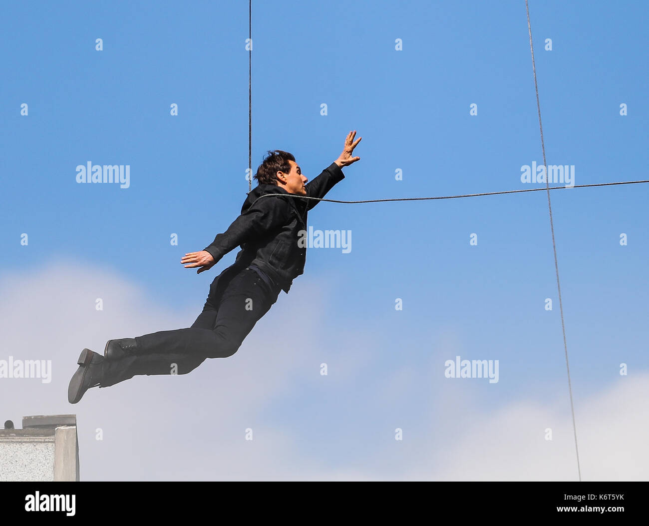 ​Tom cruise saute du toit d'un bâtiment à l'autre lors du tournage du prochain film de la 'mission : impossible' series ; régulateur semblait blesser lui-même dans le stunt et nécessaire d'un traitement médical. les 55 ans, homme d'action a été blessé au cours d'un grand bâtiment-jump stunt sur l'ensemble du blockbuster à Londres le dimanche (13SEP17) - qui a été pris en photo. cruise semble manquer sa marque tout en sautant de gréement sur la construction d'un immeuble voisin, et claqua contre le mur. grimper dans le mur et se lève, le film star boité pendant quelques mètres puis s'est effondré en Banque D'Images