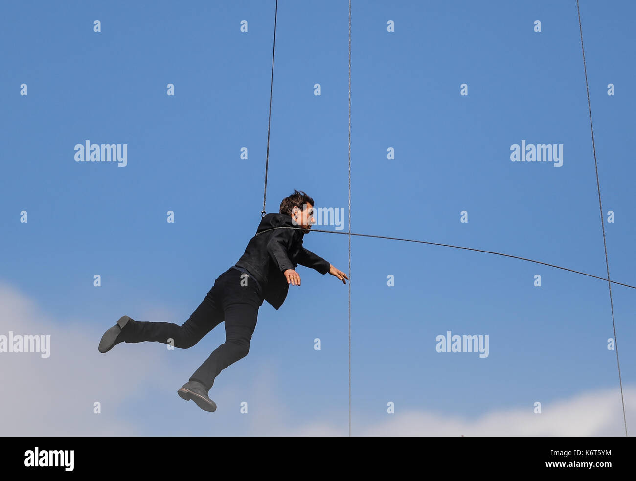 ​Tom cruise saute du toit d'un bâtiment à l'autre lors du tournage du prochain film de la 'mission : impossible' series ; régulateur semblait blesser lui-même dans le stunt et nécessaire d'un traitement médical. les 55 ans, homme d'action a été blessé au cours d'un grand bâtiment-jump stunt sur l'ensemble du blockbuster à Londres le dimanche (13SEP17) - qui a été pris en photo. cruise semble manquer sa marque tout en sautant de gréement sur la construction d'un immeuble voisin, et claqua contre le mur. grimper dans le mur et se lève, le film star boité pendant quelques mètres puis s'est effondré en Banque D'Images