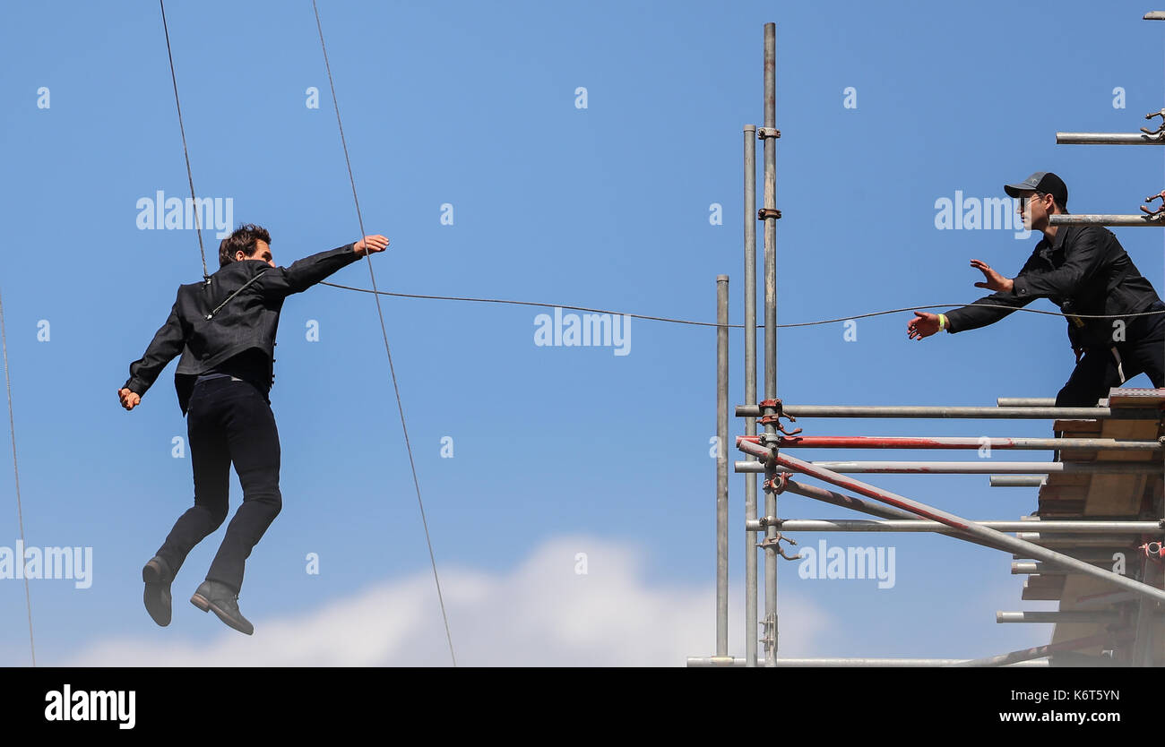 ​Tom cruise saute du toit d'un bâtiment à l'autre lors du tournage du prochain film de la 'mission : impossible' series ; régulateur semblait blesser lui-même dans le stunt et nécessaire d'un traitement médical. les 55 ans, homme d'action a été blessé au cours d'un grand bâtiment-jump stunt sur l'ensemble du blockbuster à Londres le dimanche (13SEP17) - qui a été pris en photo. cruise semble manquer sa marque tout en sautant de gréement sur la construction d'un immeuble voisin, et claqua contre le mur. grimper dans le mur et se lève, le film star boité pendant quelques mètres puis s'est effondré en Banque D'Images
