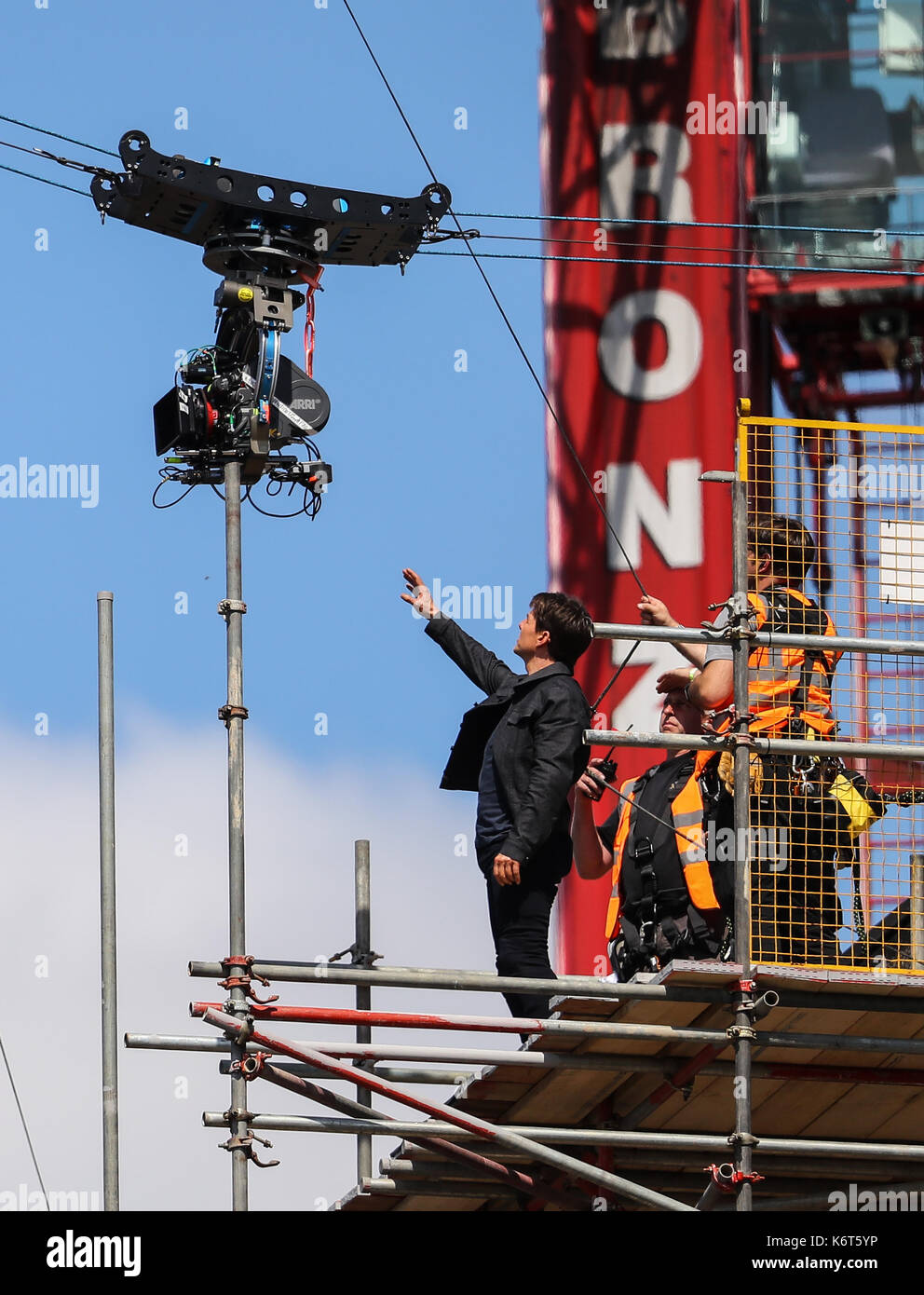 ​Tom cruise saute du toit d'un bâtiment à l'autre lors du tournage du prochain film de la 'mission : impossible' series ; régulateur semblait blesser lui-même dans le stunt et nécessaire d'un traitement médical. les 55 ans, homme d'action a été blessé au cours d'un grand bâtiment-jump stunt sur l'ensemble du blockbuster à Londres le dimanche (13SEP17) - qui a été pris en photo. cruise semble manquer sa marque tout en sautant de gréement sur la construction d'un immeuble voisin, et claqua contre le mur. grimper dans le mur et se lève, le film star boité pendant quelques mètres puis s'est effondré en Banque D'Images