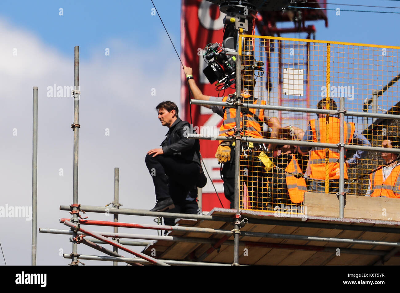 ​Tom cruise saute du toit d'un bâtiment à l'autre lors du tournage du prochain film de la 'mission : impossible' series ; régulateur semblait blesser lui-même dans le stunt et nécessaire d'un traitement médical. les 55 ans, homme d'action a été blessé au cours d'un grand bâtiment-jump stunt sur l'ensemble du blockbuster à Londres le dimanche (13SEP17) - qui a été pris en photo. cruise semble manquer sa marque tout en sautant de gréement sur la construction d'un immeuble voisin, et claqua contre le mur. grimper dans le mur et se lève, le film star boité pendant quelques mètres puis s'est effondré en Banque D'Images