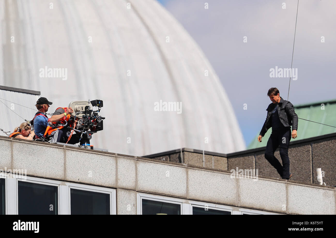 ​Tom cruise saute du toit d'un bâtiment à l'autre lors du tournage du prochain film de la 'mission : impossible' series ; régulateur semblait blesser lui-même dans le stunt et nécessaire d'un traitement médical. les 55 ans, homme d'action a été blessé au cours d'un grand bâtiment-jump stunt sur l'ensemble du blockbuster à Londres le dimanche (13SEP17) - qui a été pris en photo. cruise semble manquer sa marque tout en sautant de gréement sur la construction d'un immeuble voisin, et claqua contre le mur. grimper dans le mur et se lève, le film star boité pendant quelques mètres puis s'est effondré en Banque D'Images