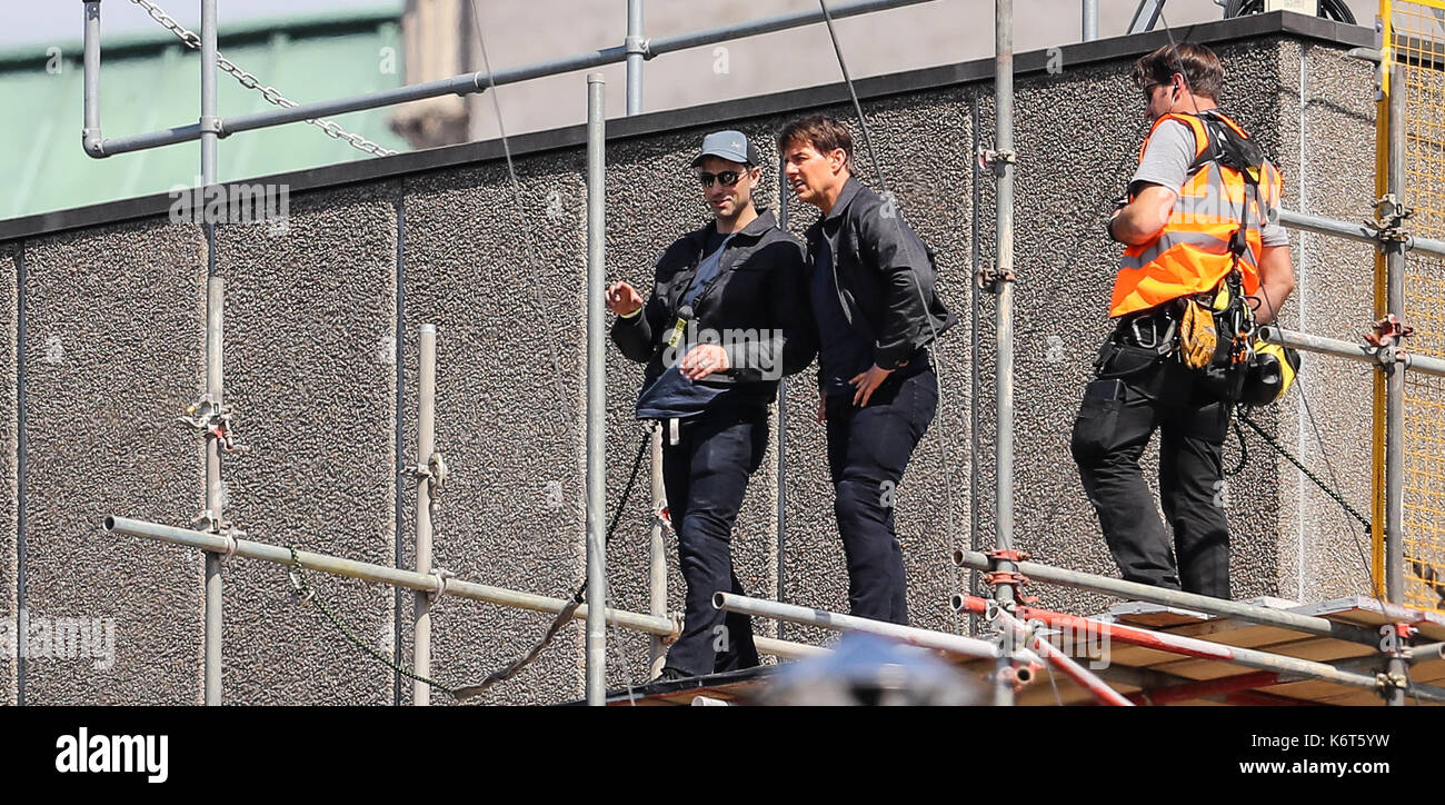 ​Tom cruise saute du toit d'un bâtiment à l'autre lors du tournage du prochain film de la 'mission : impossible' series ; régulateur semblait blesser lui-même dans le stunt et nécessaire d'un traitement médical. les 55 ans, homme d'action a été blessé au cours d'un grand bâtiment-jump stunt sur l'ensemble du blockbuster à Londres le dimanche (13SEP17) - qui a été pris en photo. cruise semble manquer sa marque tout en sautant de gréement sur la construction d'un immeuble voisin, et claqua contre le mur. grimper dans le mur et se lève, le film star boité pendant quelques mètres puis s'est effondré en Banque D'Images