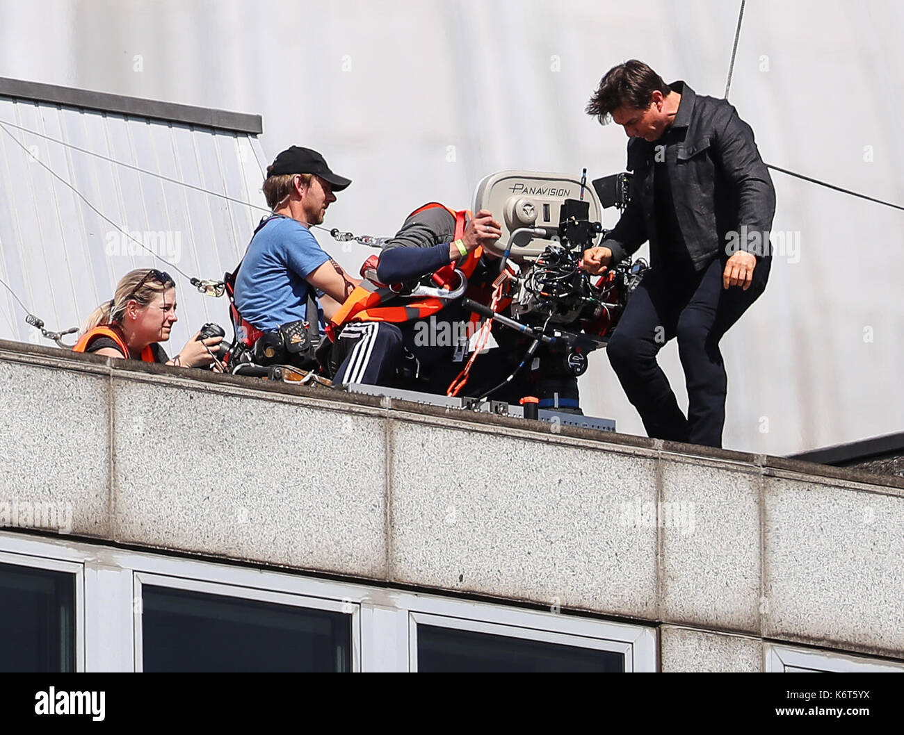 ​Tom cruise saute du toit d'un bâtiment à l'autre lors du tournage du prochain film de la 'mission : impossible' series ; régulateur semblait blesser lui-même dans le stunt et nécessaire d'un traitement médical. les 55 ans, homme d'action a été blessé au cours d'un grand bâtiment-jump stunt sur l'ensemble du blockbuster à Londres le dimanche (13SEP17) - qui a été pris en photo. cruise semble manquer sa marque tout en sautant de gréement sur la construction d'un immeuble voisin, et claqua contre le mur. grimper dans le mur et se lève, le film star boité pendant quelques mètres puis s'est effondré en Banque D'Images