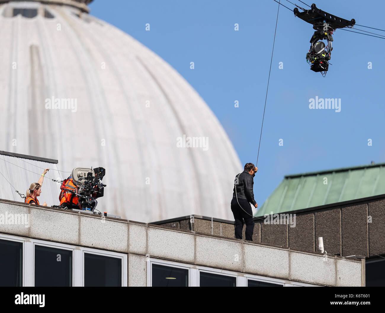 ​Tom cruise saute du toit d'un bâtiment à l'autre lors du tournage du prochain film de la 'mission : impossible' series ; régulateur semblait blesser lui-même dans le stunt et nécessaire d'un traitement médical. les 55 ans, homme d'action a été blessé au cours d'un grand bâtiment-jump stunt sur l'ensemble du blockbuster à Londres le dimanche (13SEP17) - qui a été pris en photo. cruise semble manquer sa marque tout en sautant de gréement sur la construction d'un immeuble voisin, et claqua contre le mur. grimper dans le mur et se lève, le film star boité pendant quelques mètres puis s'est effondré en Banque D'Images