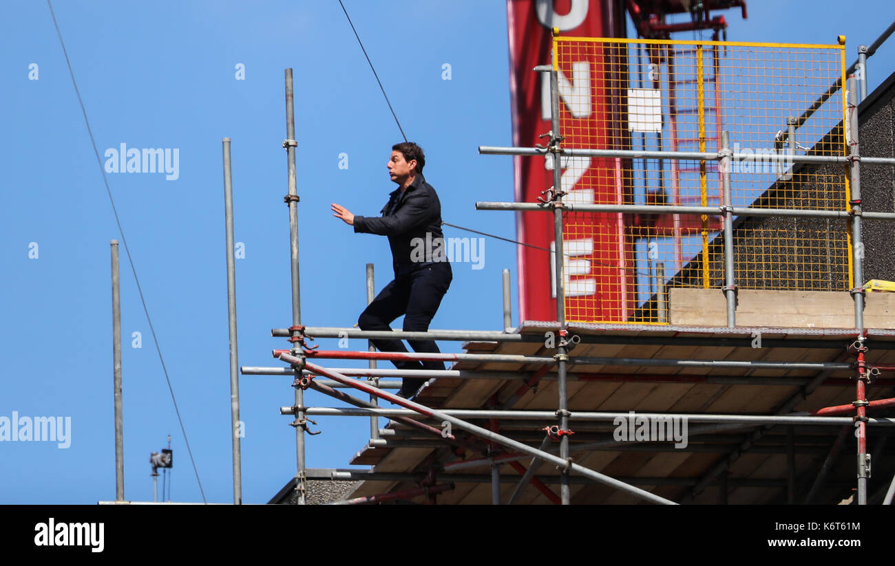 ​Tom cruise saute du toit d'un bâtiment à l'autre lors du tournage du prochain film de la 'mission : impossible' series ; régulateur semblait blesser lui-même dans le stunt et nécessaire d'un traitement médical. les 55 ans, homme d'action a été blessé au cours d'un grand bâtiment-jump stunt sur l'ensemble du blockbuster à Londres le dimanche (13SEP17) - qui a été pris en photo. cruise semble manquer sa marque tout en sautant de gréement sur la construction d'un immeuble voisin, et claqua contre le mur. grimper dans le mur et se lève, le film star boité pendant quelques mètres puis s'est effondré en Banque D'Images