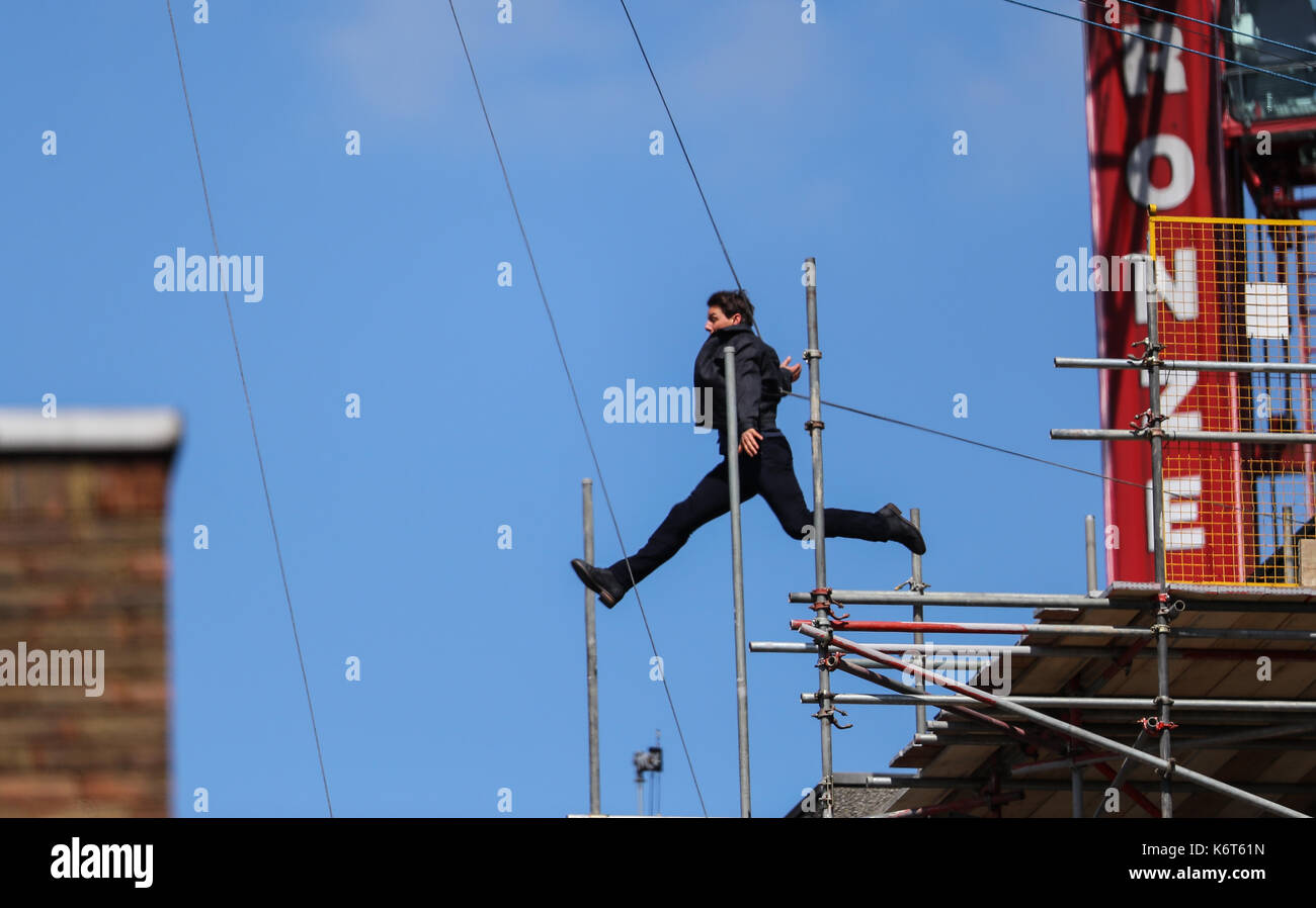 ​Tom cruise saute du toit d'un bâtiment à l'autre lors du tournage du prochain film de la 'mission : impossible' series ; régulateur semblait blesser lui-même dans le stunt et nécessaire d'un traitement médical. les 55 ans, homme d'action a été blessé au cours d'un grand bâtiment-jump stunt sur l'ensemble du blockbuster à Londres le dimanche (13SEP17) - qui a été pris en photo. cruise semble manquer sa marque tout en sautant de gréement sur la construction d'un immeuble voisin, et claqua contre le mur. grimper dans le mur et se lève, le film star boité pendant quelques mètres puis s'est effondré en Banque D'Images